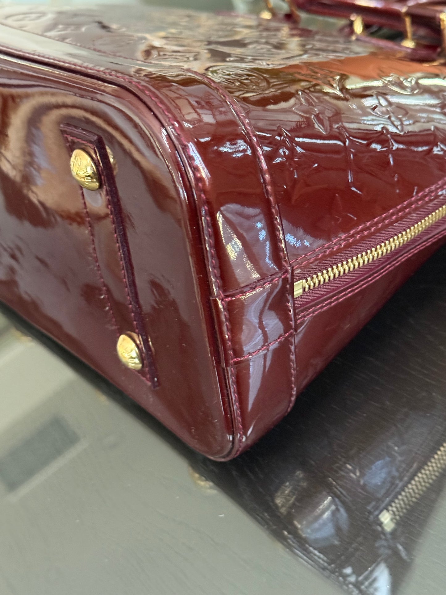 Vernis Alma PM Amarante with Lock π and key, clochette and Dustbag π