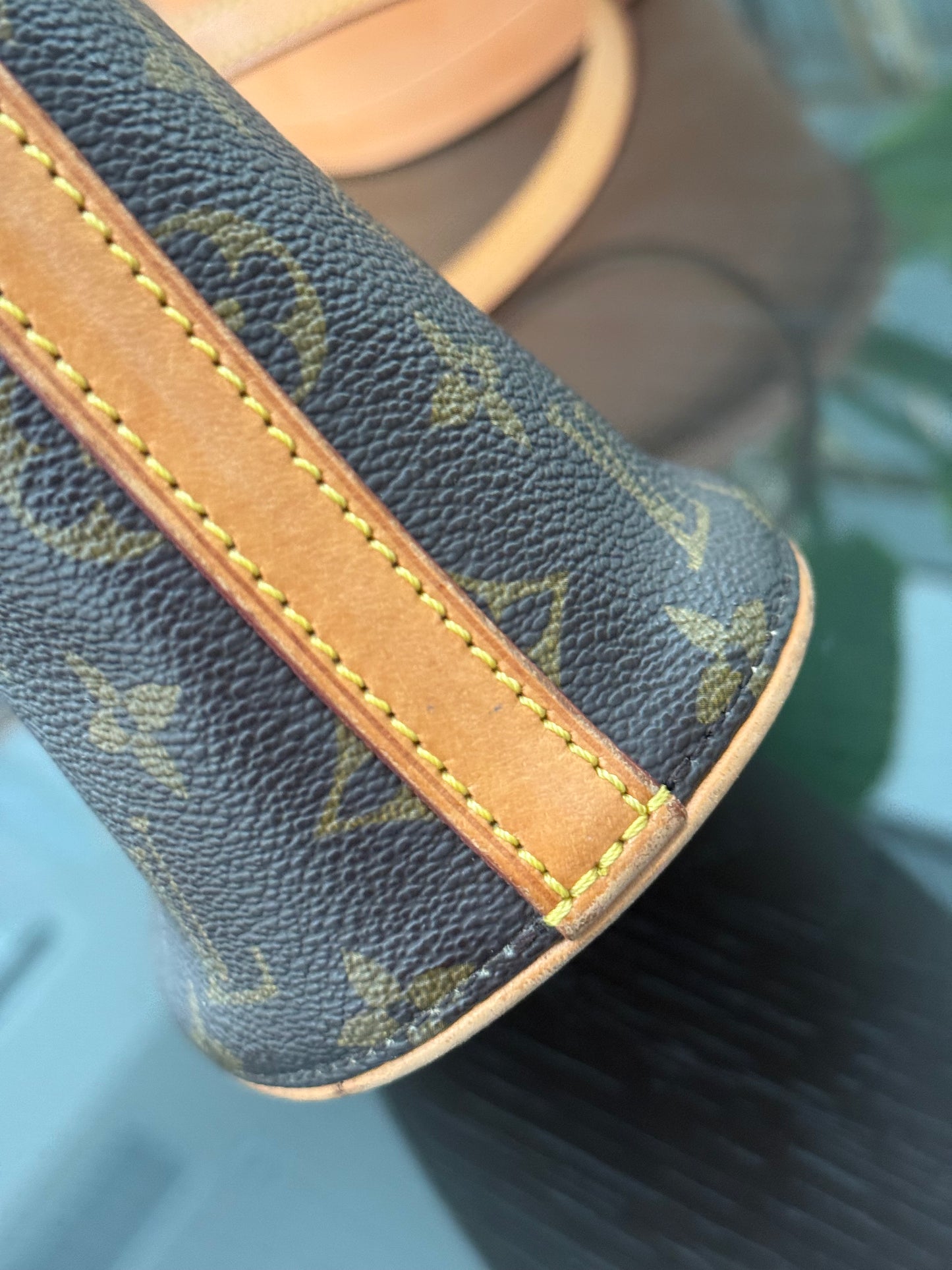 Drouot Crossbody
π
Year: 1996