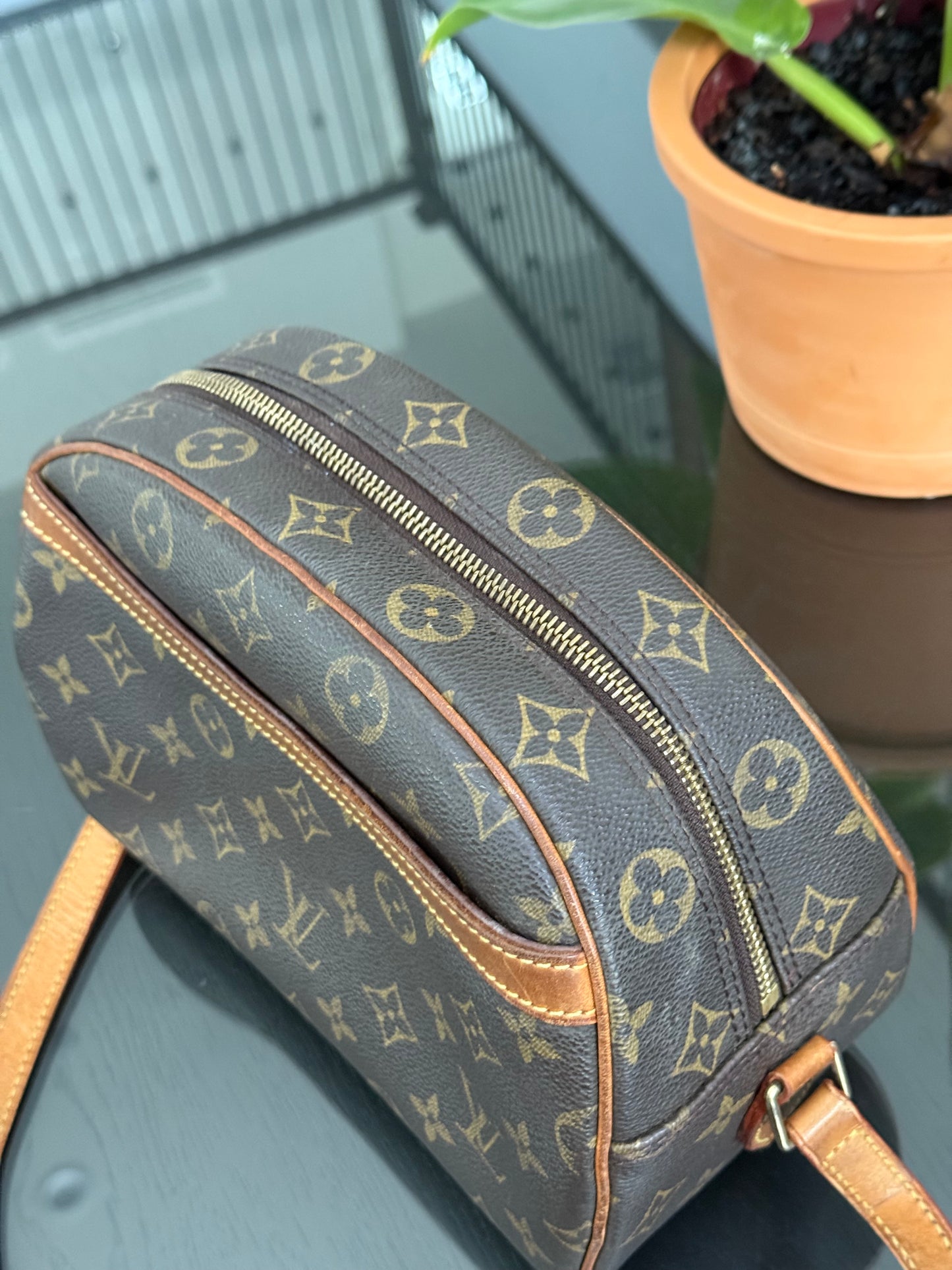 Blois Crossbody -🗓️ Year: 2002