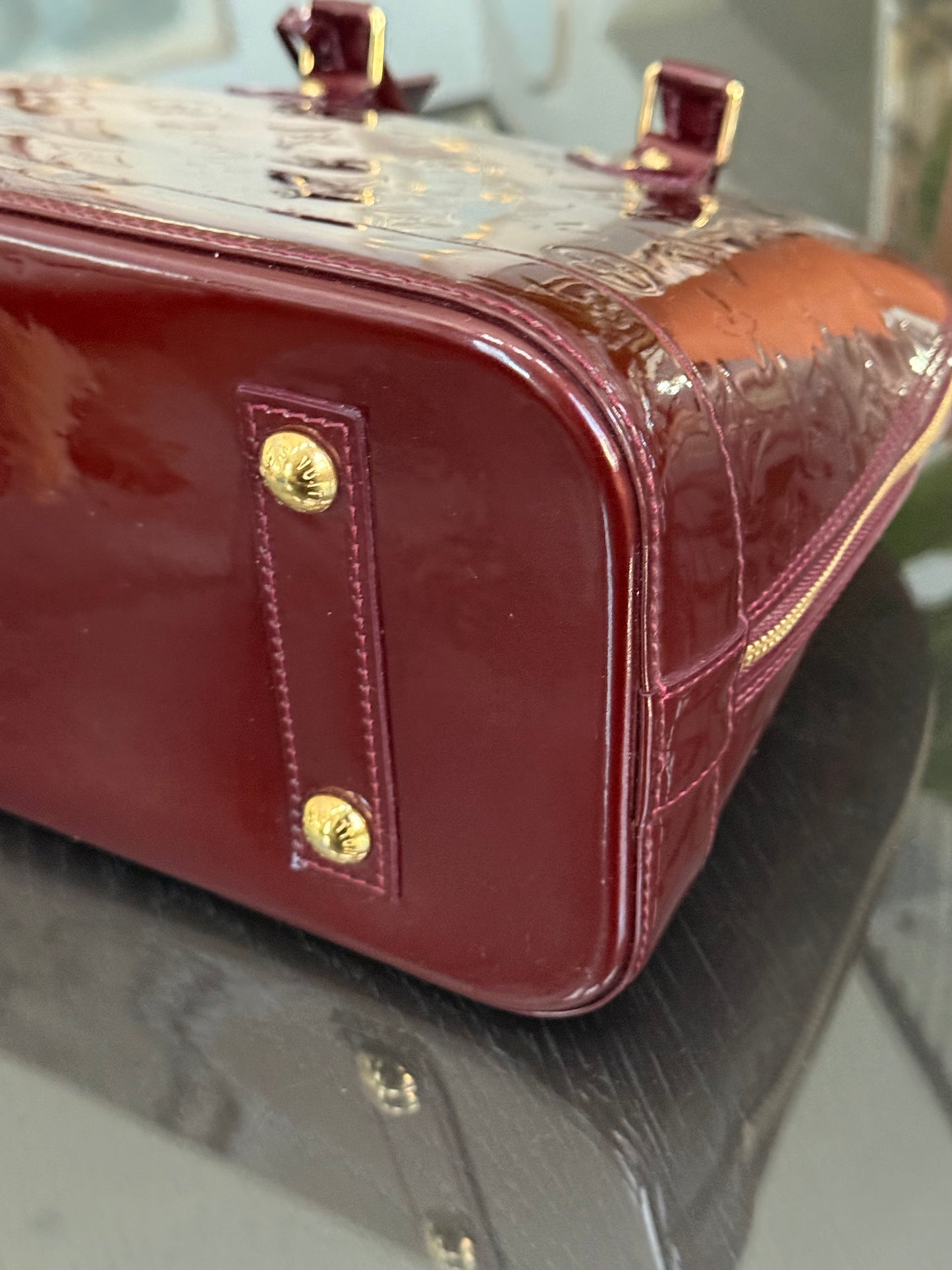 Vernis Alma PM Amarante with Lock π and key, clochette and Dustbag π