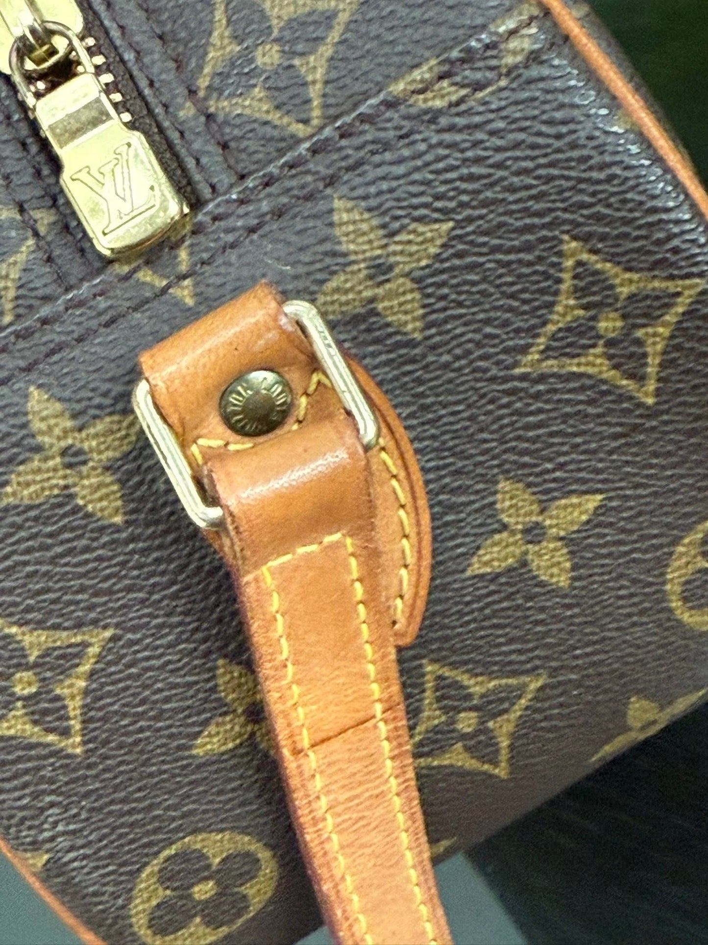 Blois Crossbody -๐๏ธ Year: 1997
