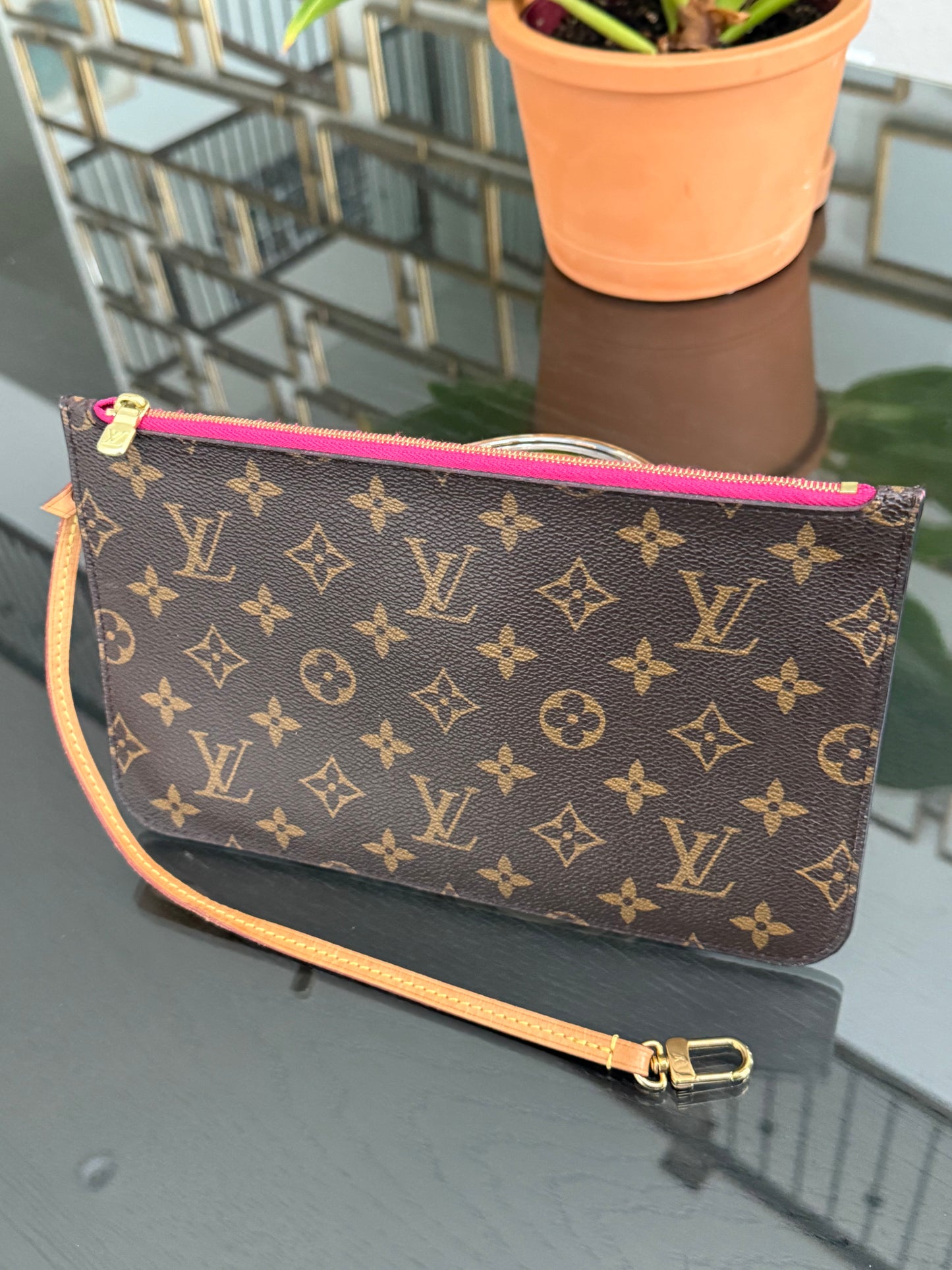 Neverfull MM Pouch in Peony interior -🗓️ Year:2019