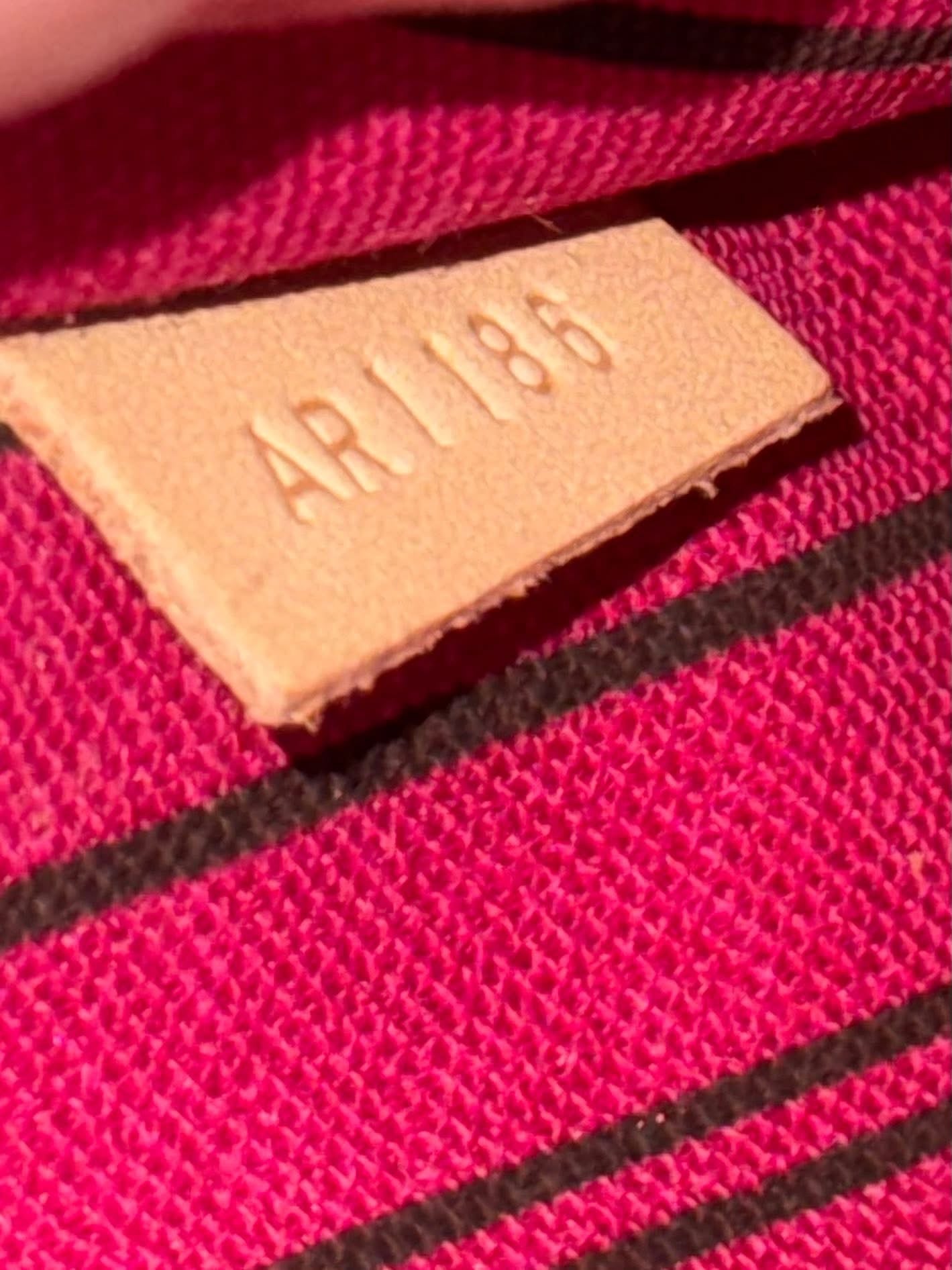 Neverfull MM/GM Pouch in Peony 🗓️ Year: 2016