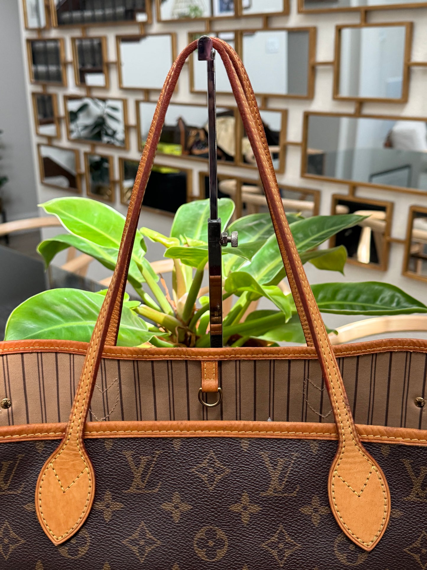 Neverfull MM with Dustbag ๐
Year: 2016