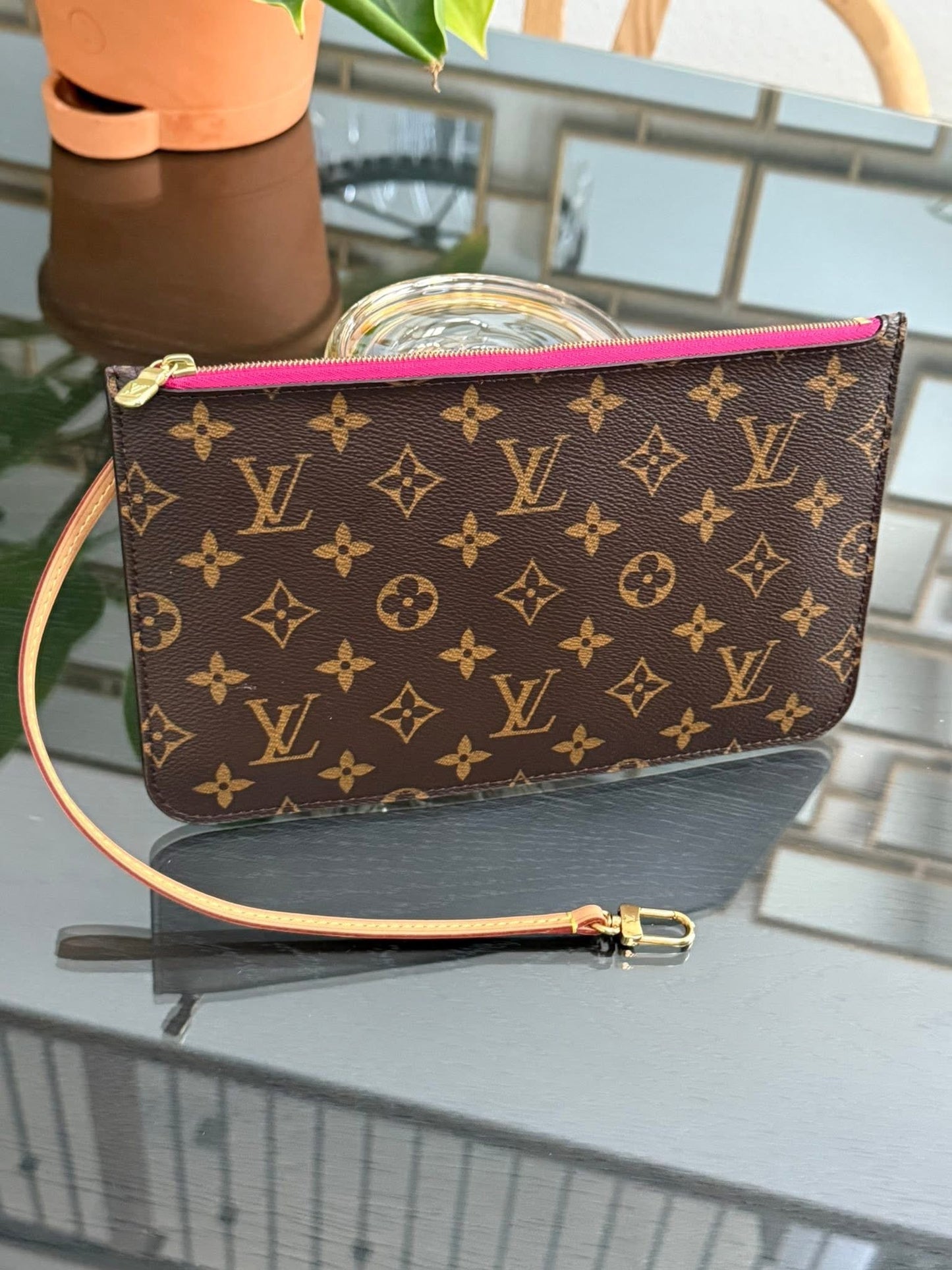 Neverfull MM/GM Pouch in Peony 🗓️ Year: 2016