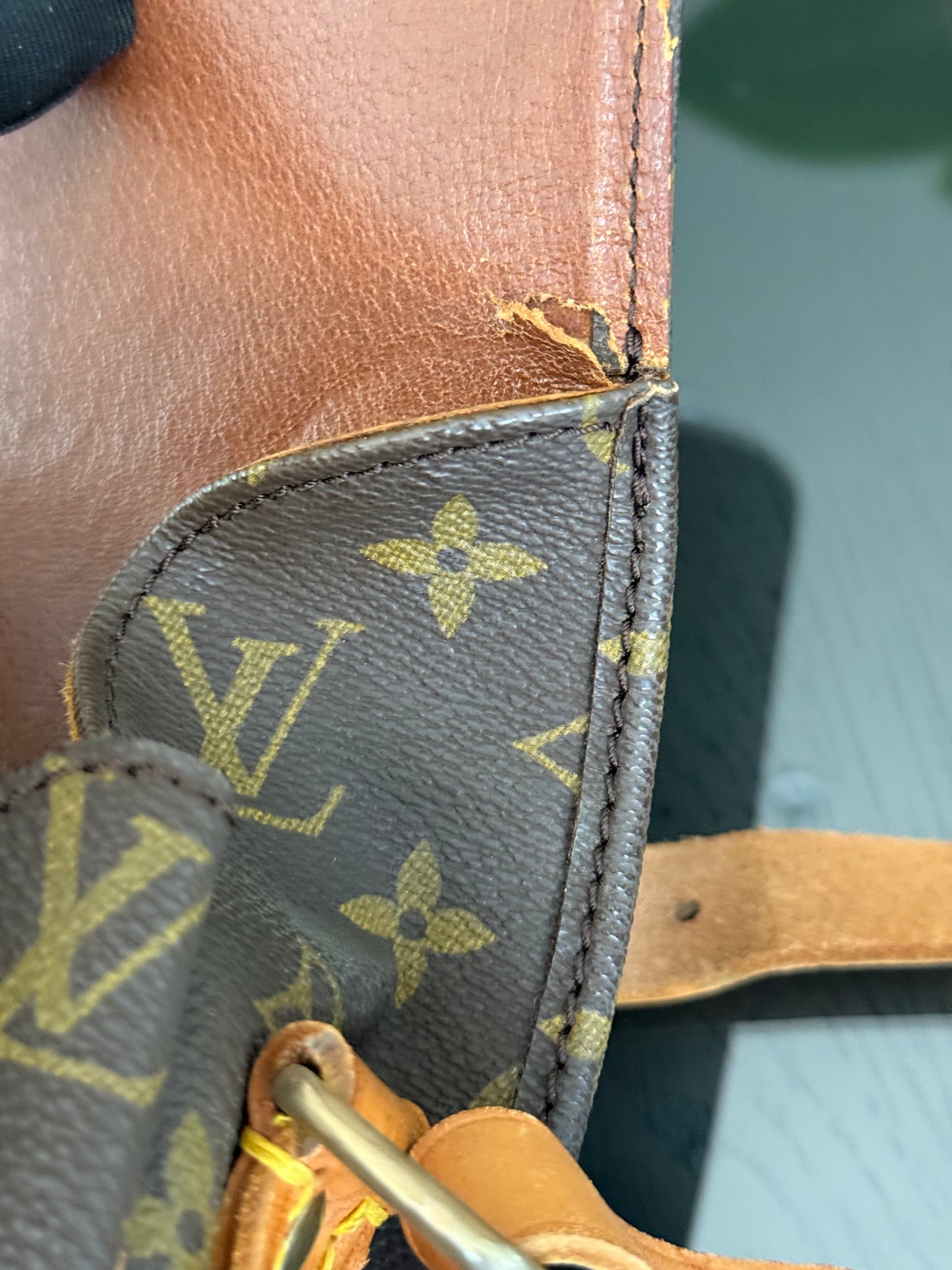 Cartouchiere GM Crossbody -🗓️ Year: 1982