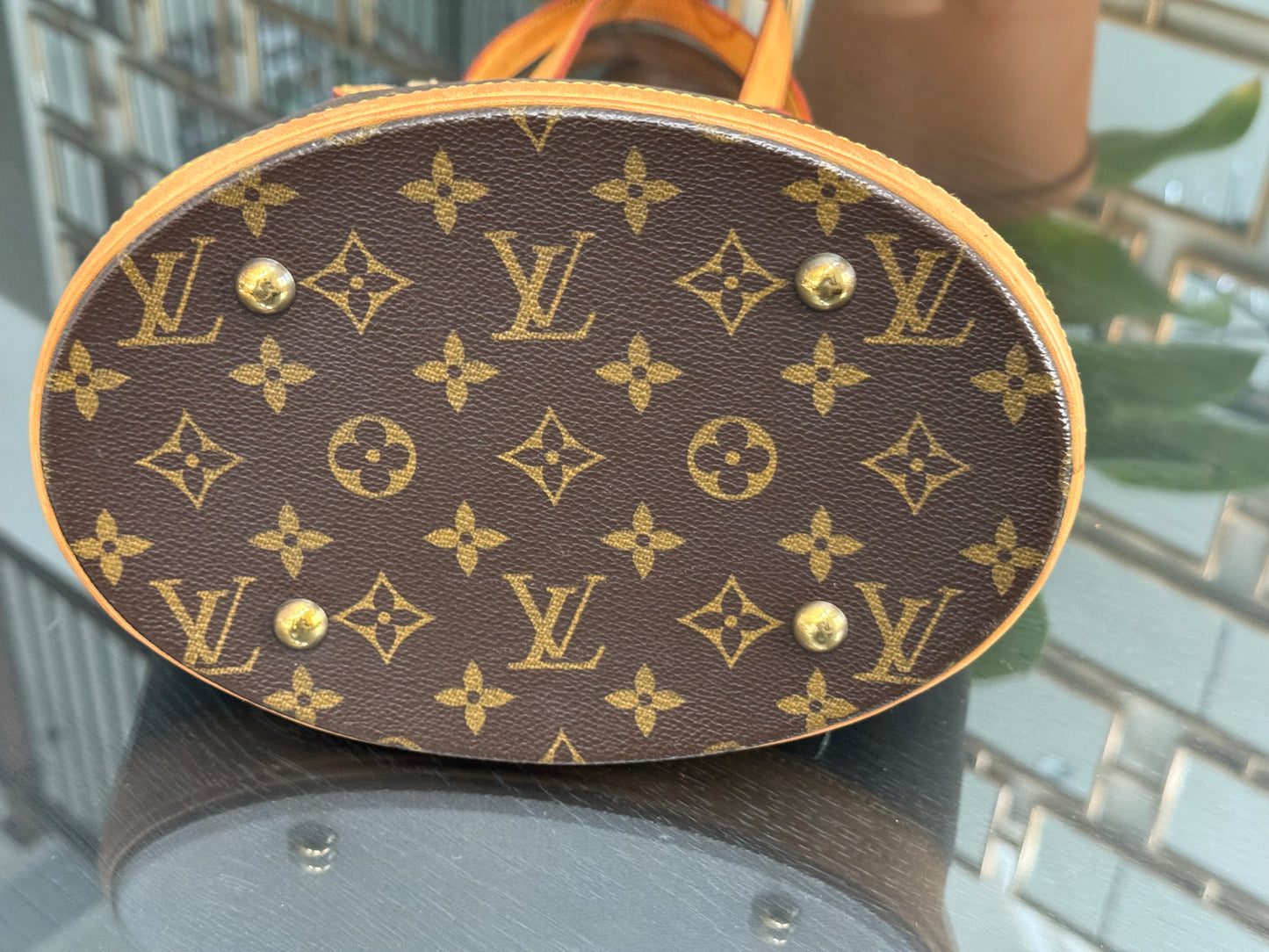 Petite Bucket in Monogram 🗓️ Year: 2003
