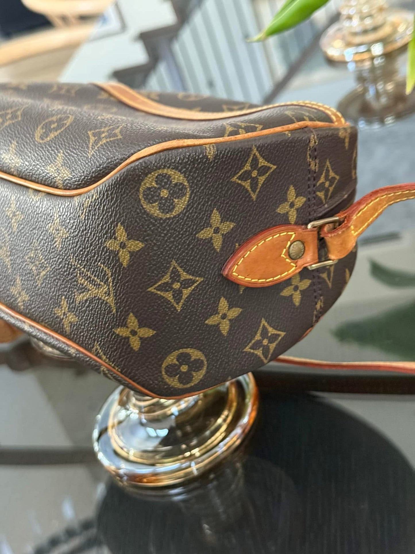 Blois Crossbody -๐๏ธ Year: 1999