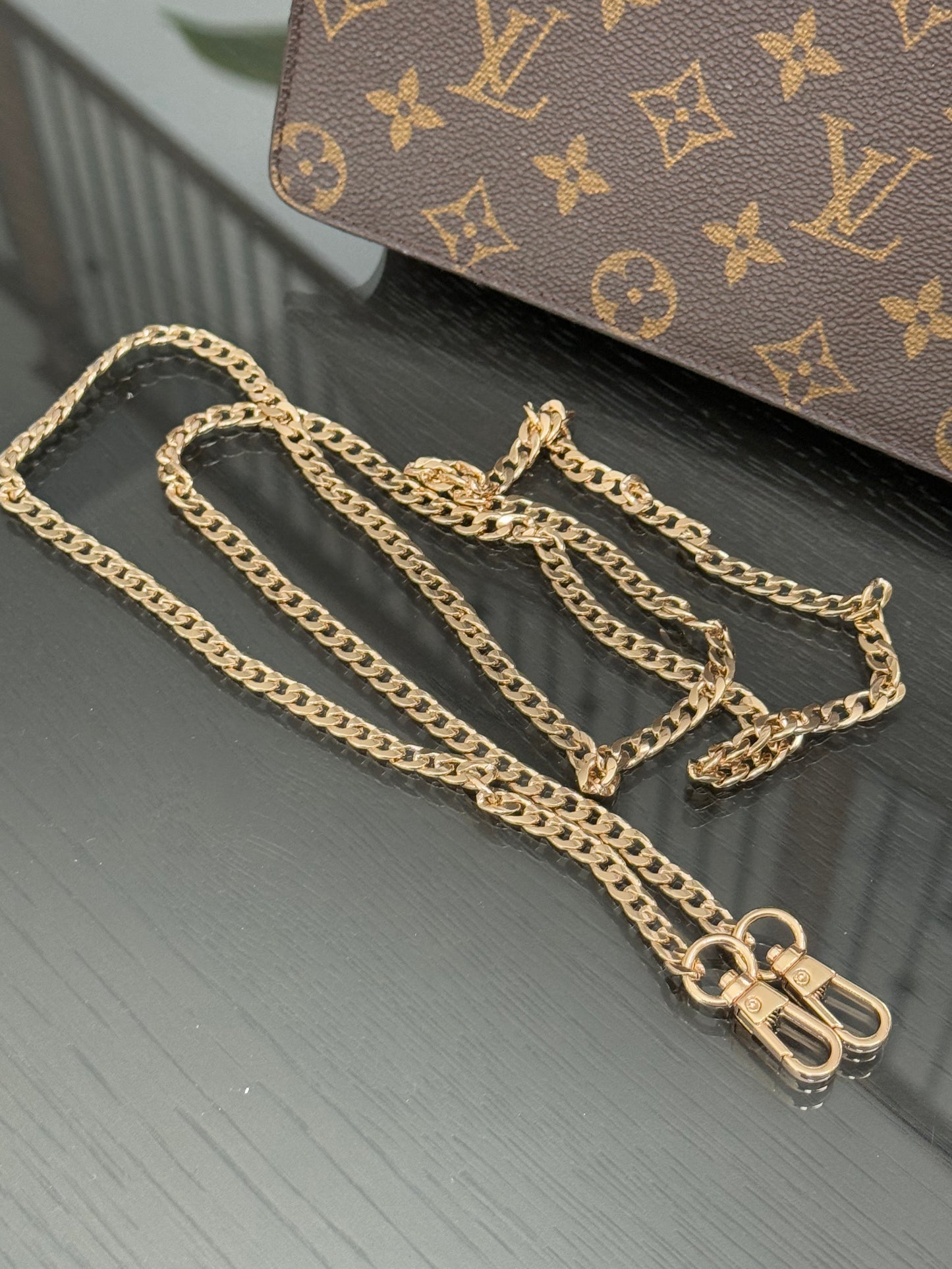 Pochette Homme with Generic Crossbody -🗓️ Year: 1995