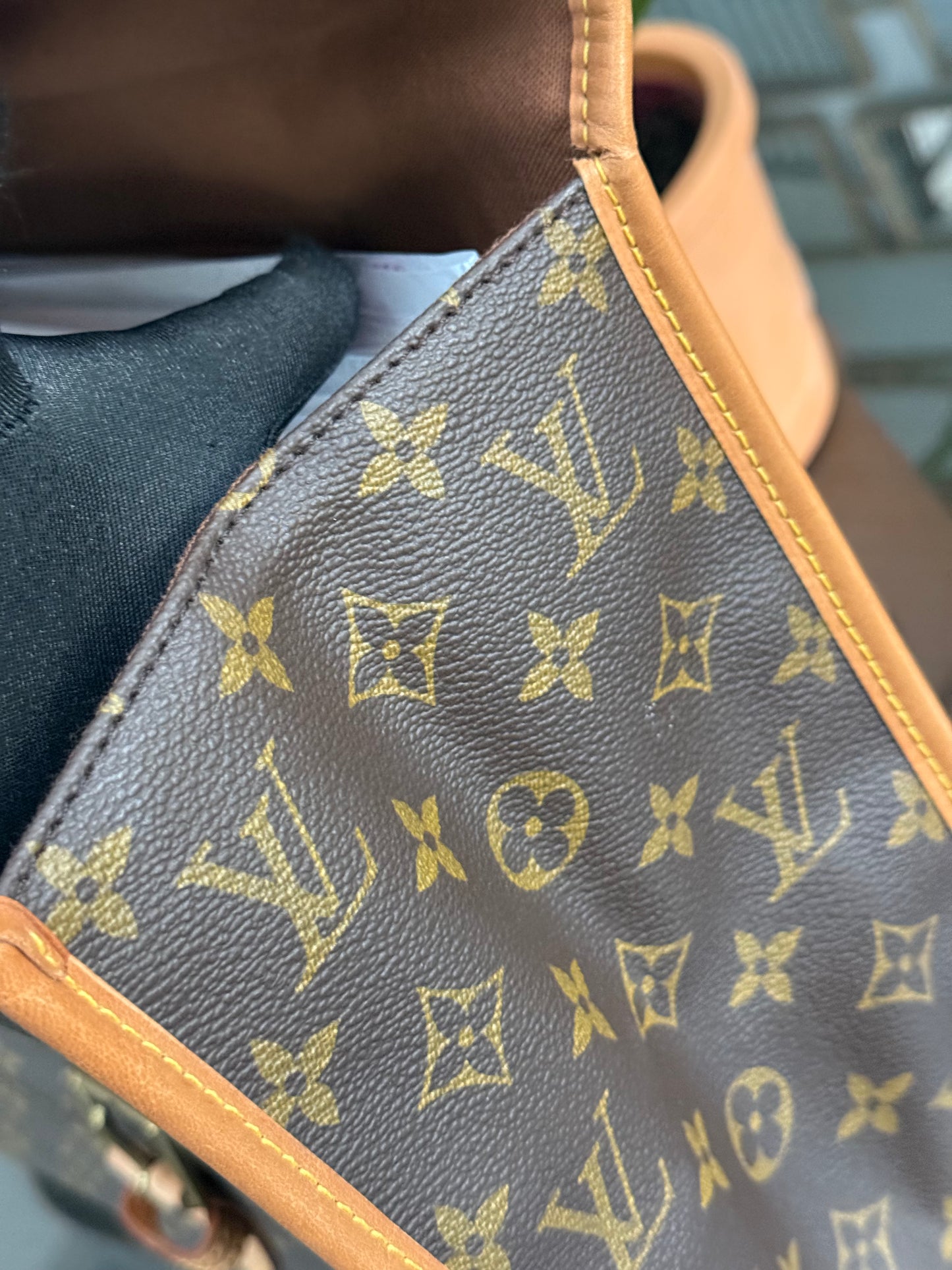 Beverly GM Satchel Crossbody - 📅 Year: 1991