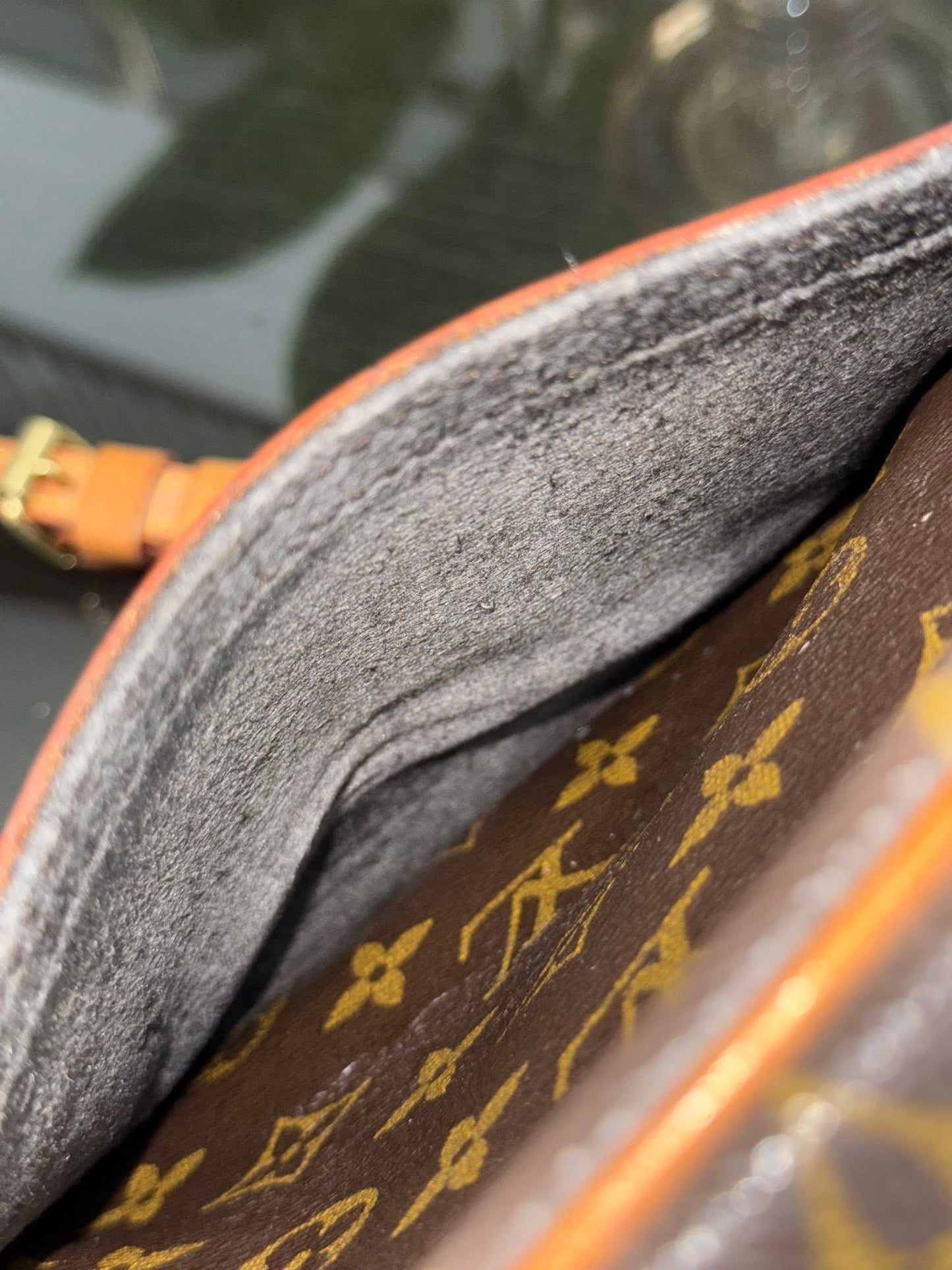 Blois Crossbody -๐๏ธ Year: 1997