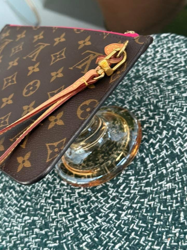 Neverfull MM/GM Pouch in Peony 🗓️ Year: 2020