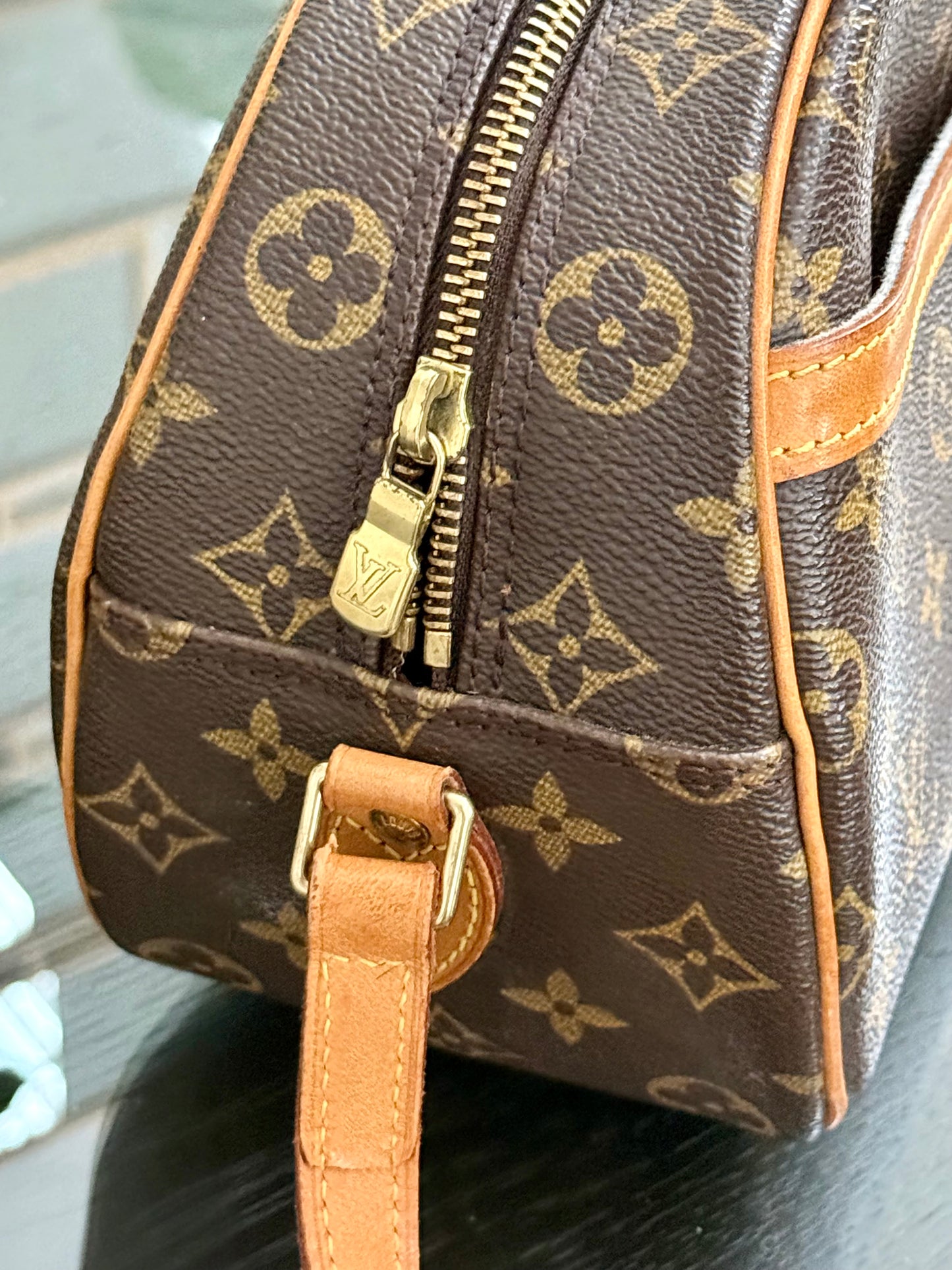 Blois Crossbody -🗓️ Year: 1999