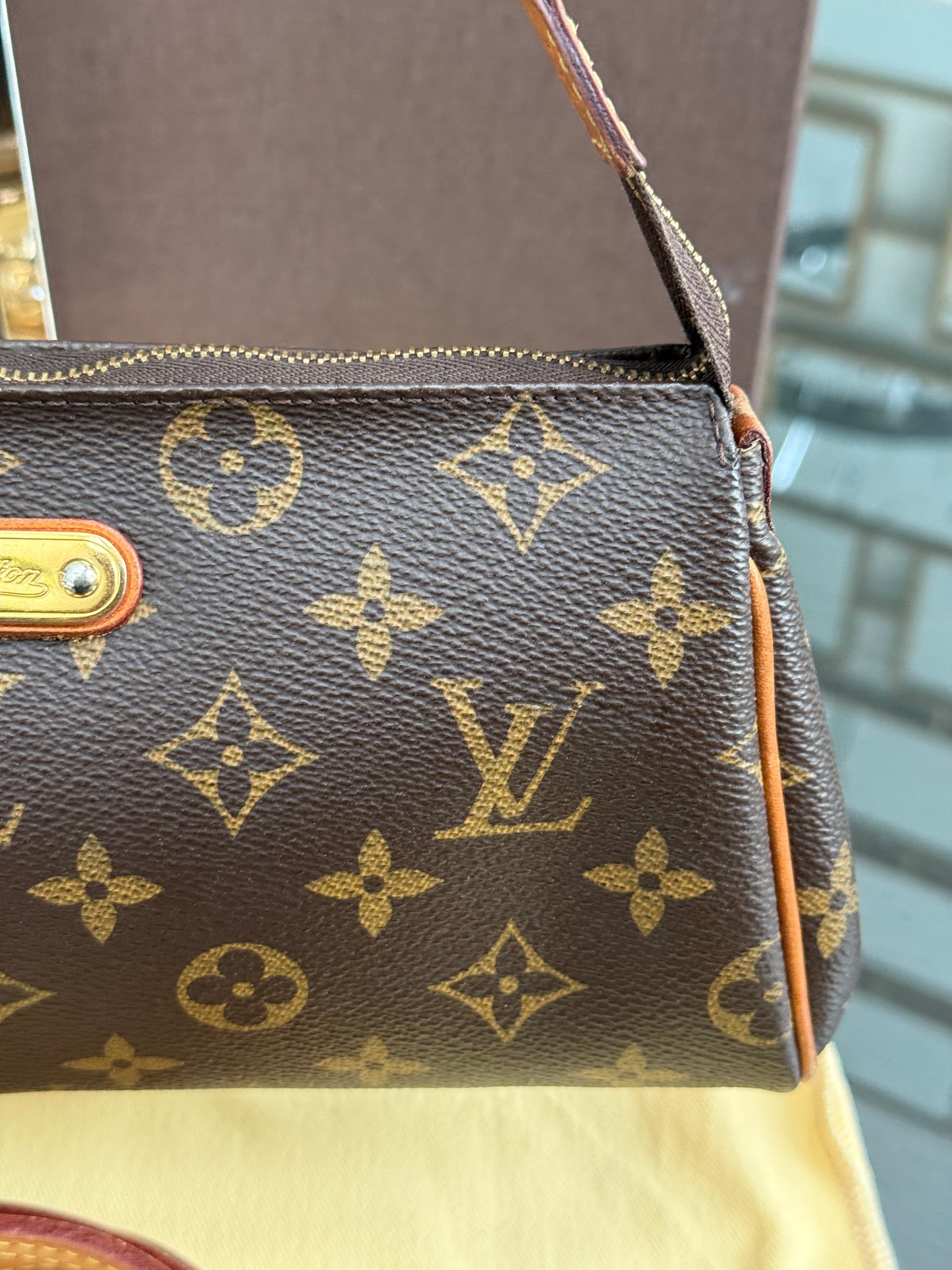 Eva Clutch Crossbody with Dustbag and Box🗓️ Year: 2015