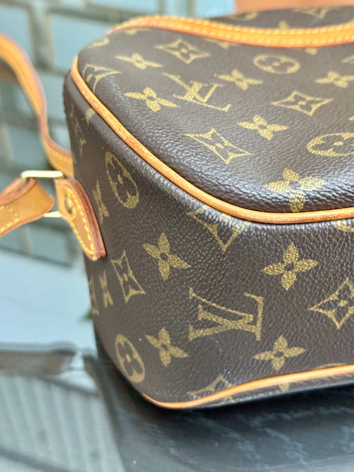 Blois Crossbody -🗓️ Year: 2000