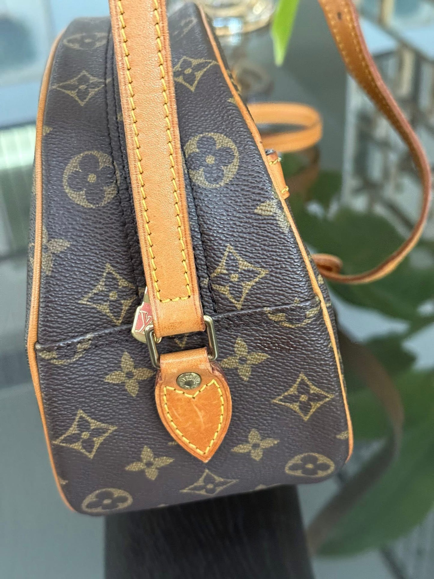 Blois Crossbody -๐๏ธ Year: 1995