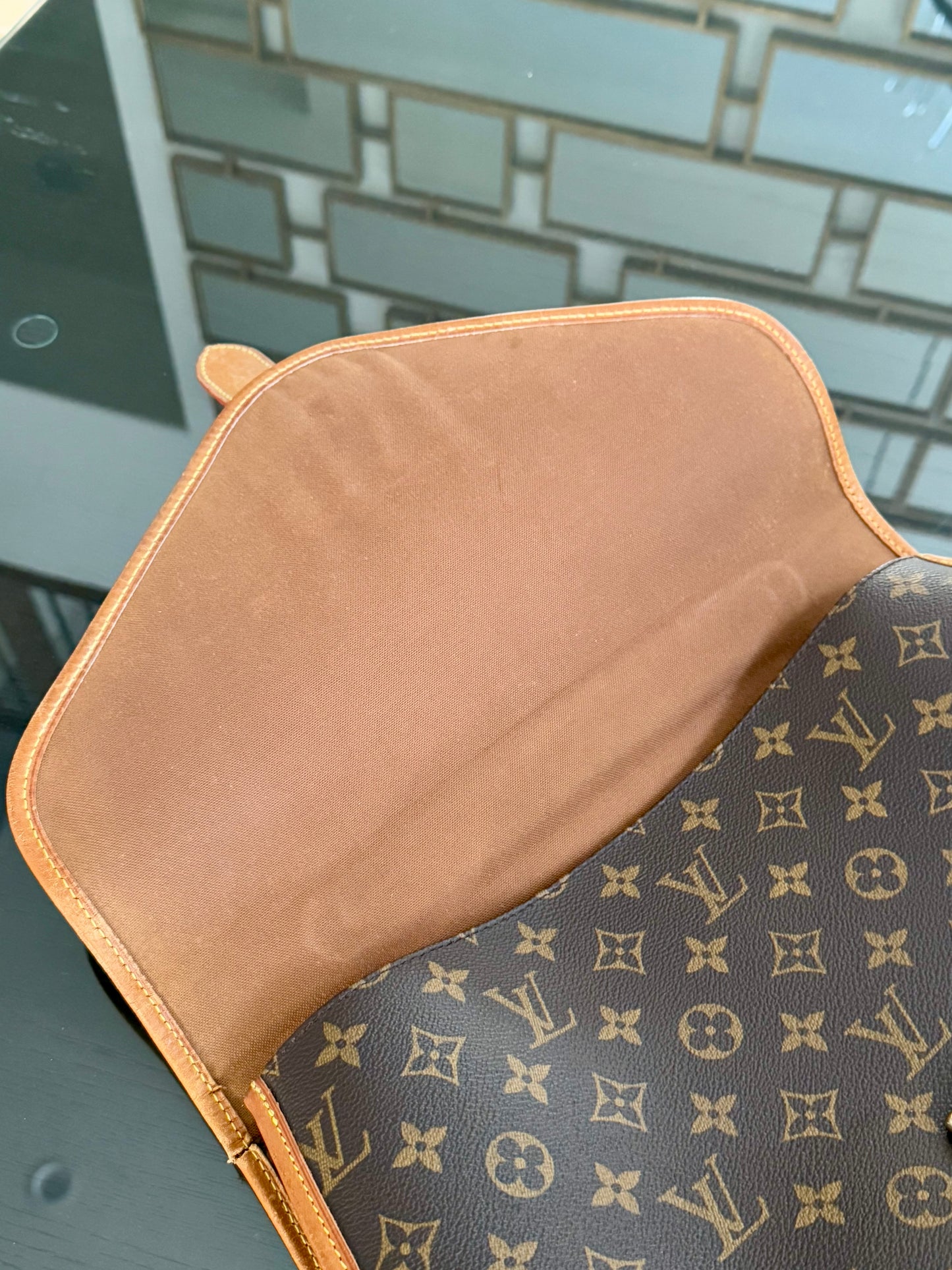 Beverly GM Satchel Crossbody - ๐
Year: 1996
