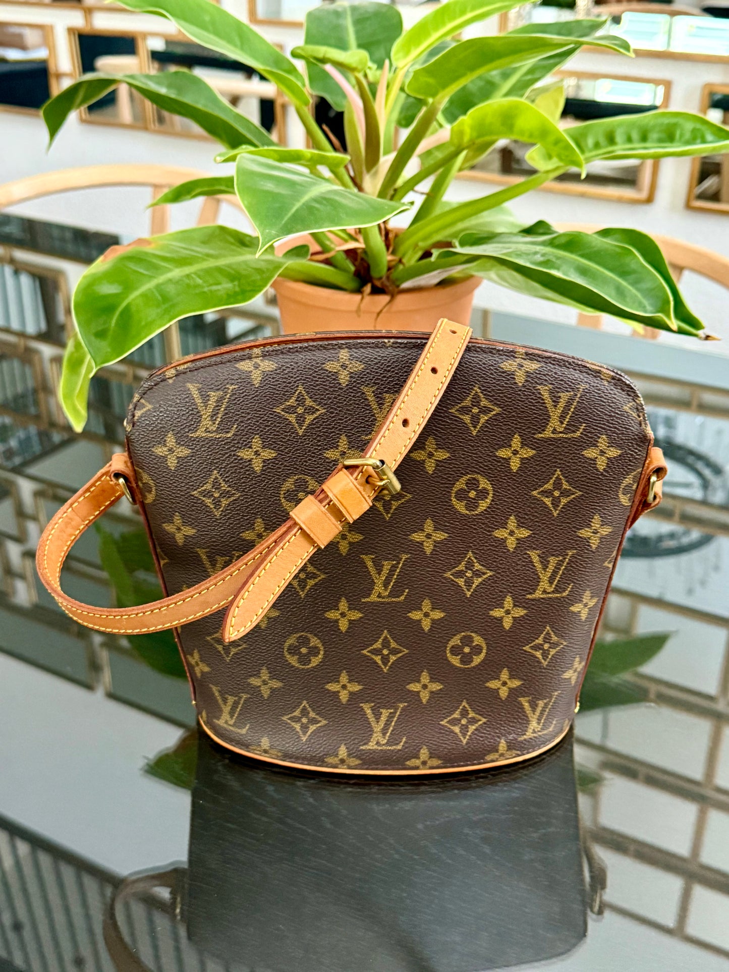 Drouot Crossbody ๐
Year: 2000