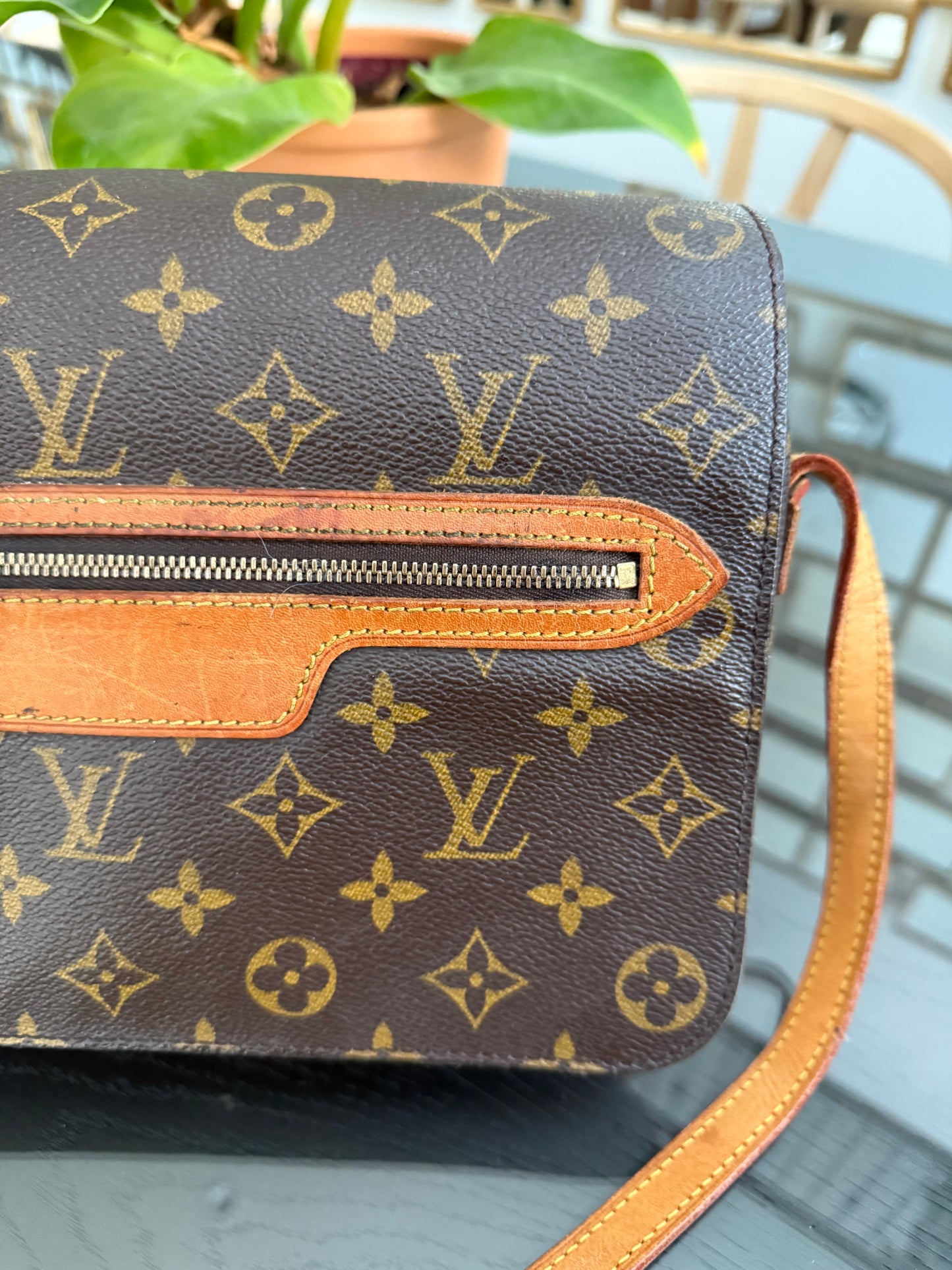 St. Germain 28 Crossbody Bag
๐๏ธ Year: 1995