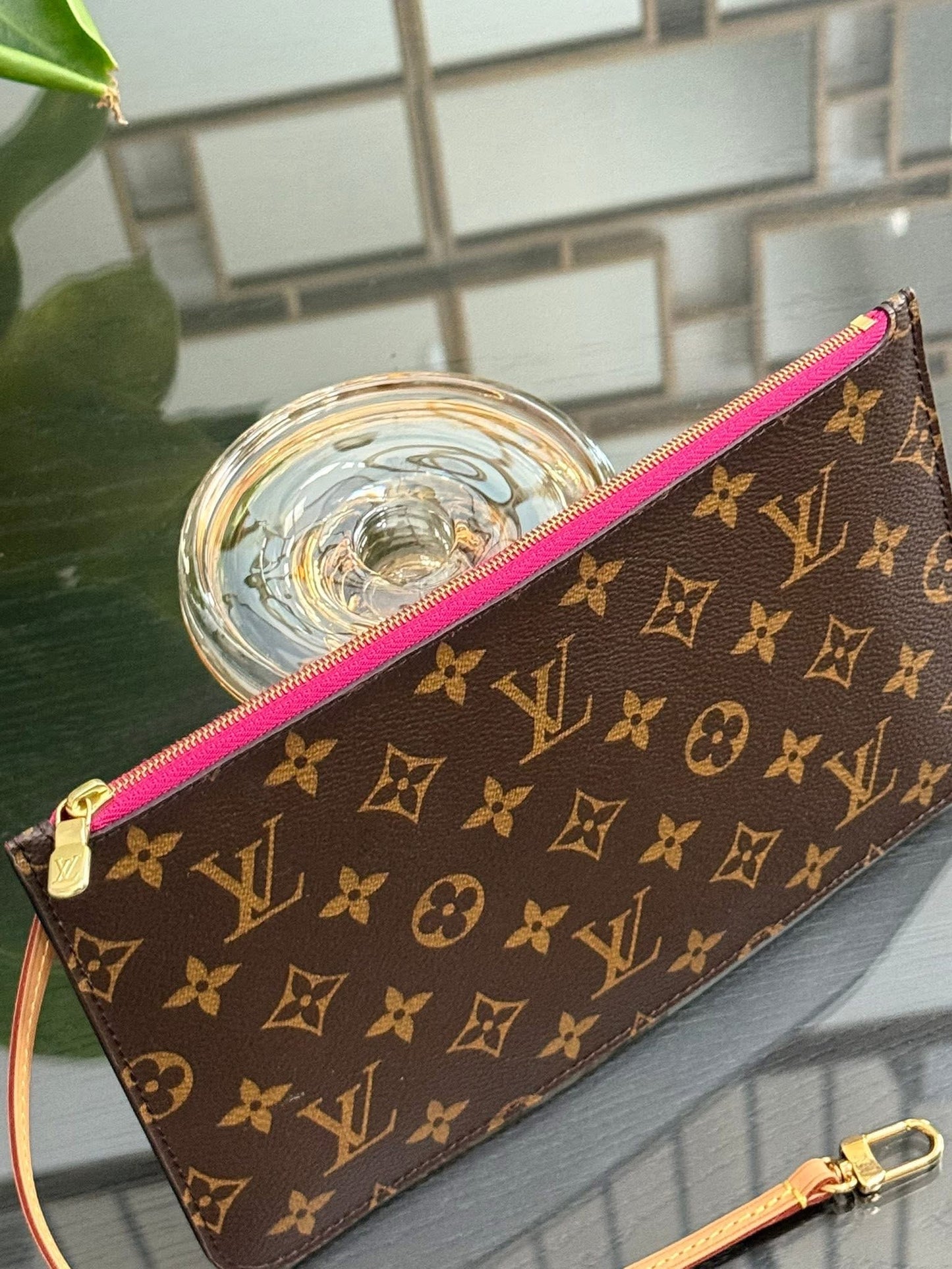 Neverfull MM/GM Pouch in Peony 🗓️ Year: 2016