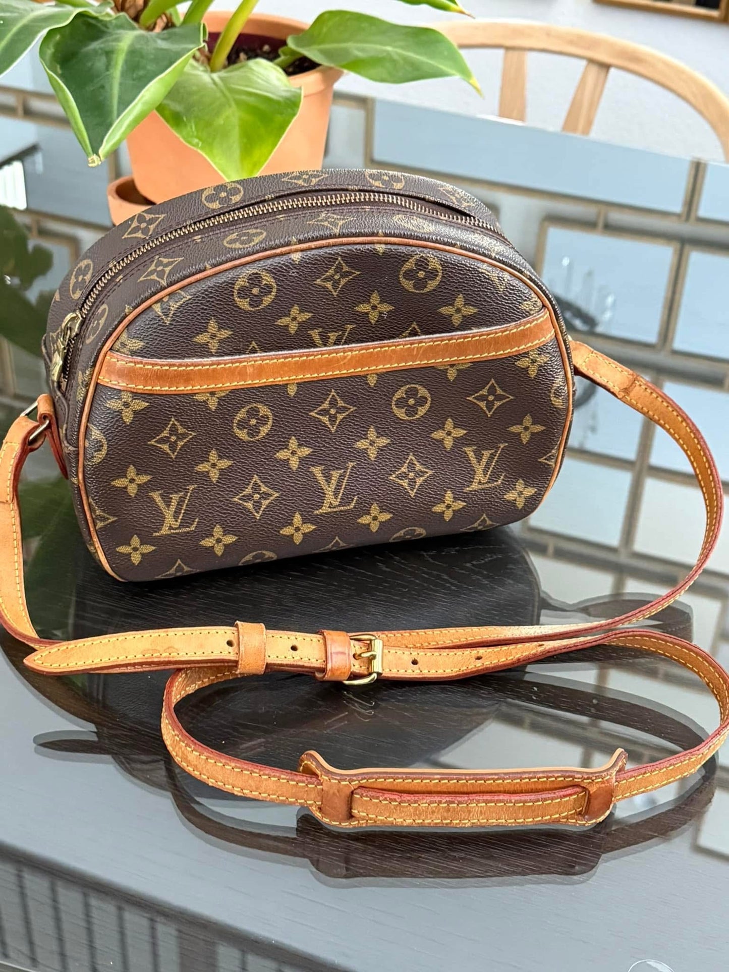 Blois Crossbody -๐๏ธ Year: 1999