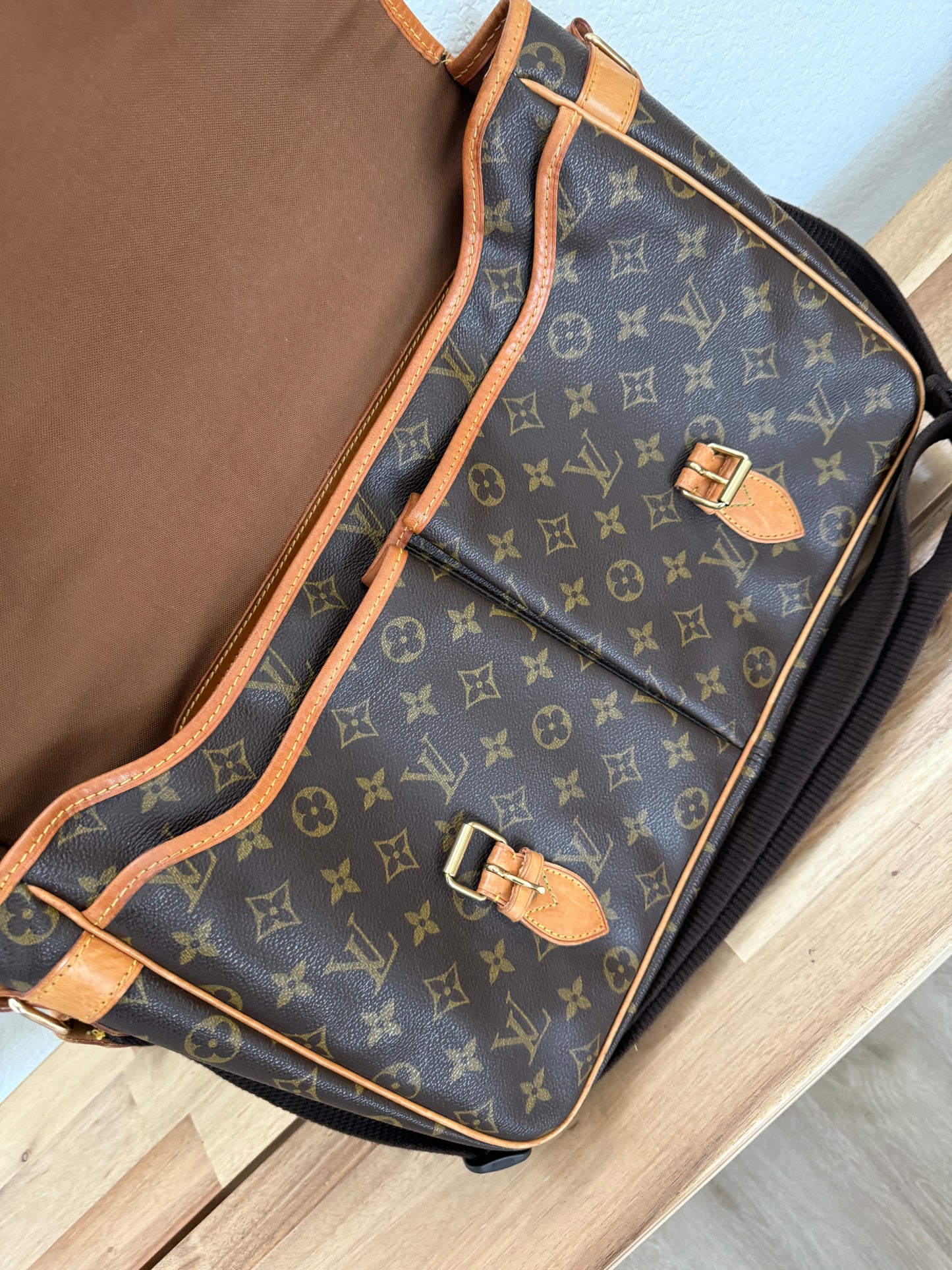 Gibeciere GM Crossbody - π
Year: 1997