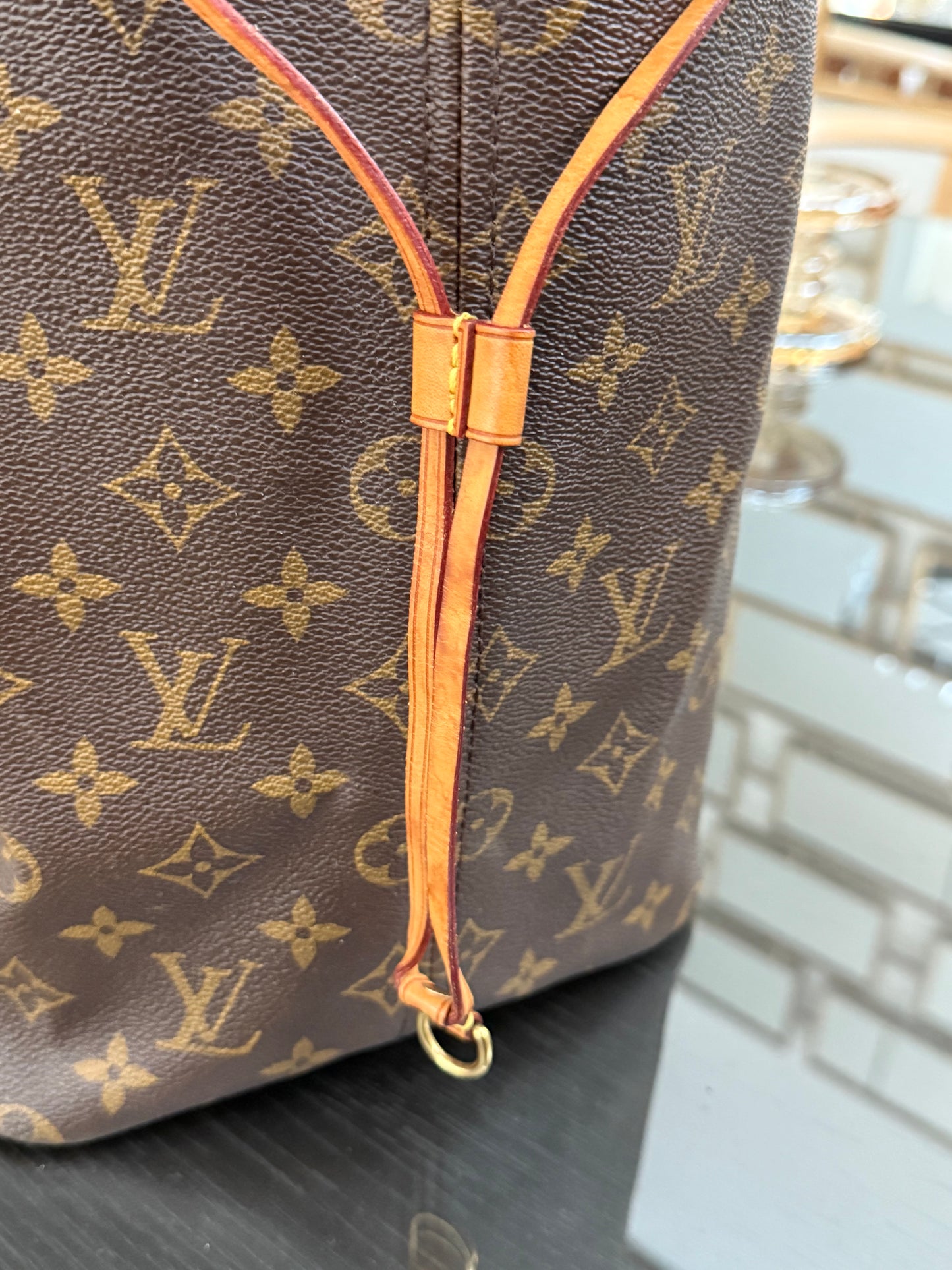 Neverfull GM with Dustbag and Insert Organizer ๐
Year: 2012