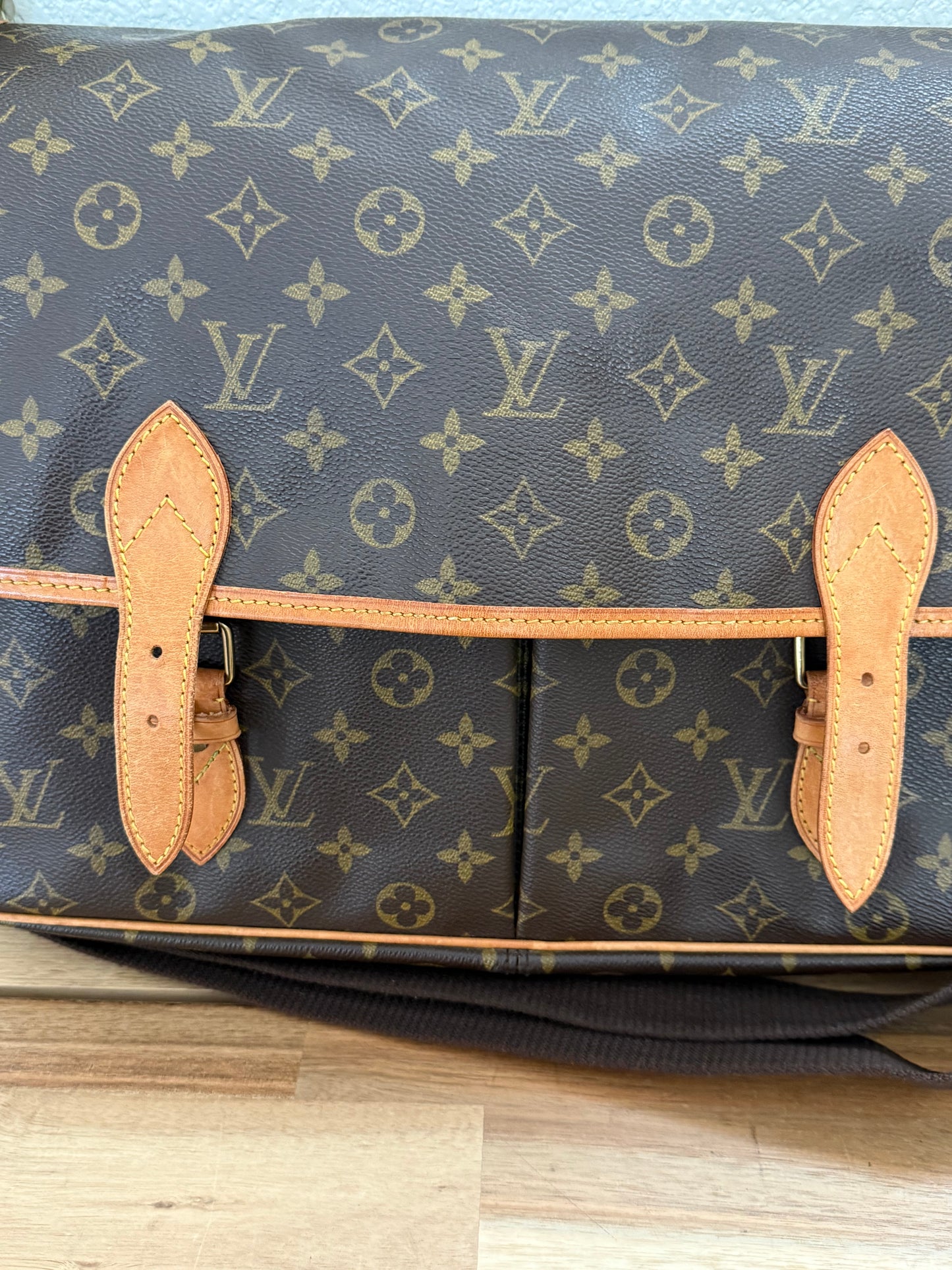 Gibeciere GM Crossbody - π
Year: 1997