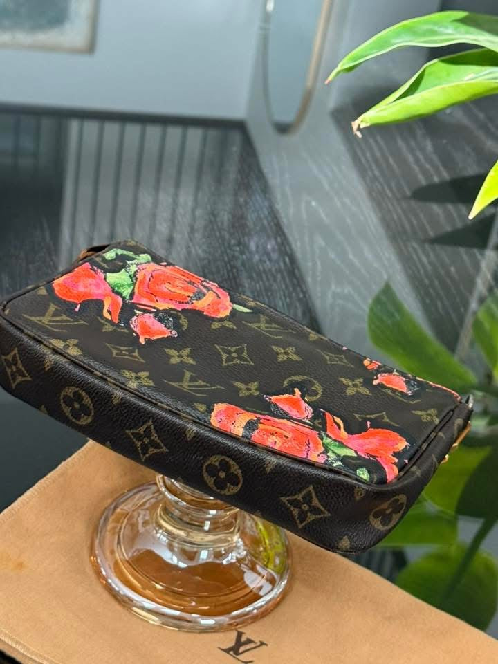 Monogram Roses Pochette Accessories with Dustbag and Paper bag ๐
Year: 2008