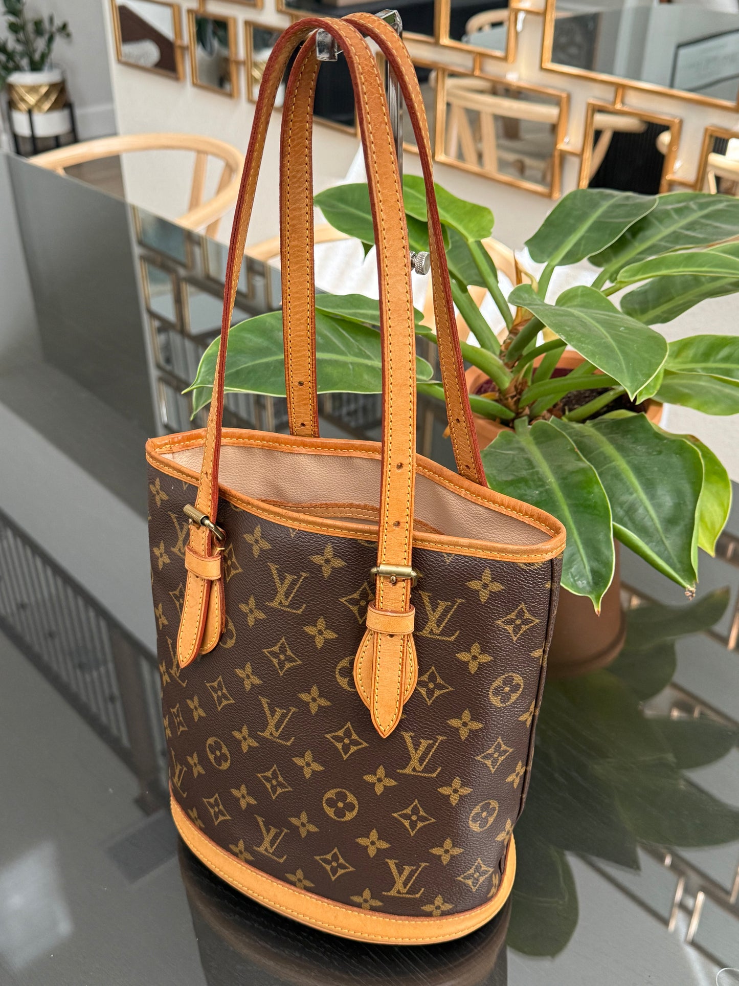 Petite Bucket in Monogram 🗓️ Year: 2003