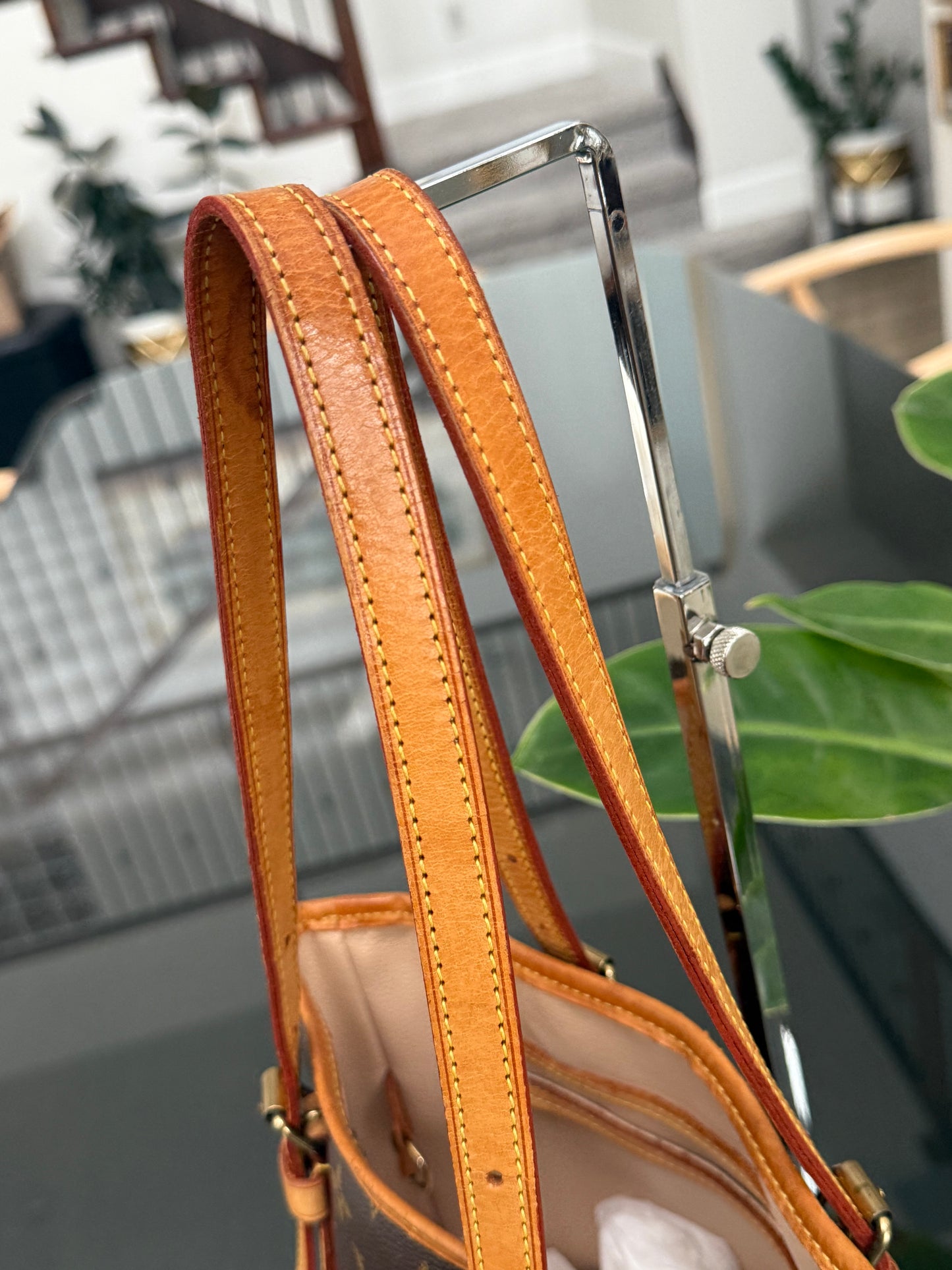 Petite Bucket in Monogram 🗓️ Year: 2003
