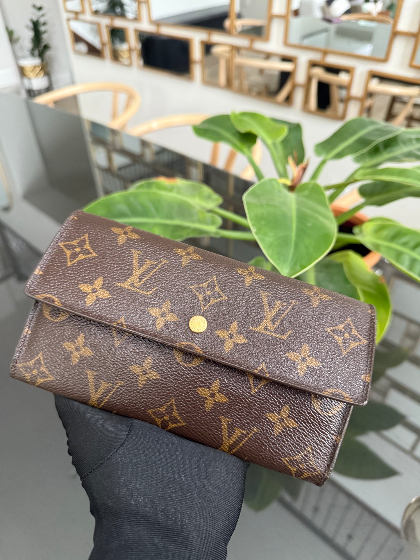 International Wallet in Monogram 🗓️ Year: 2001