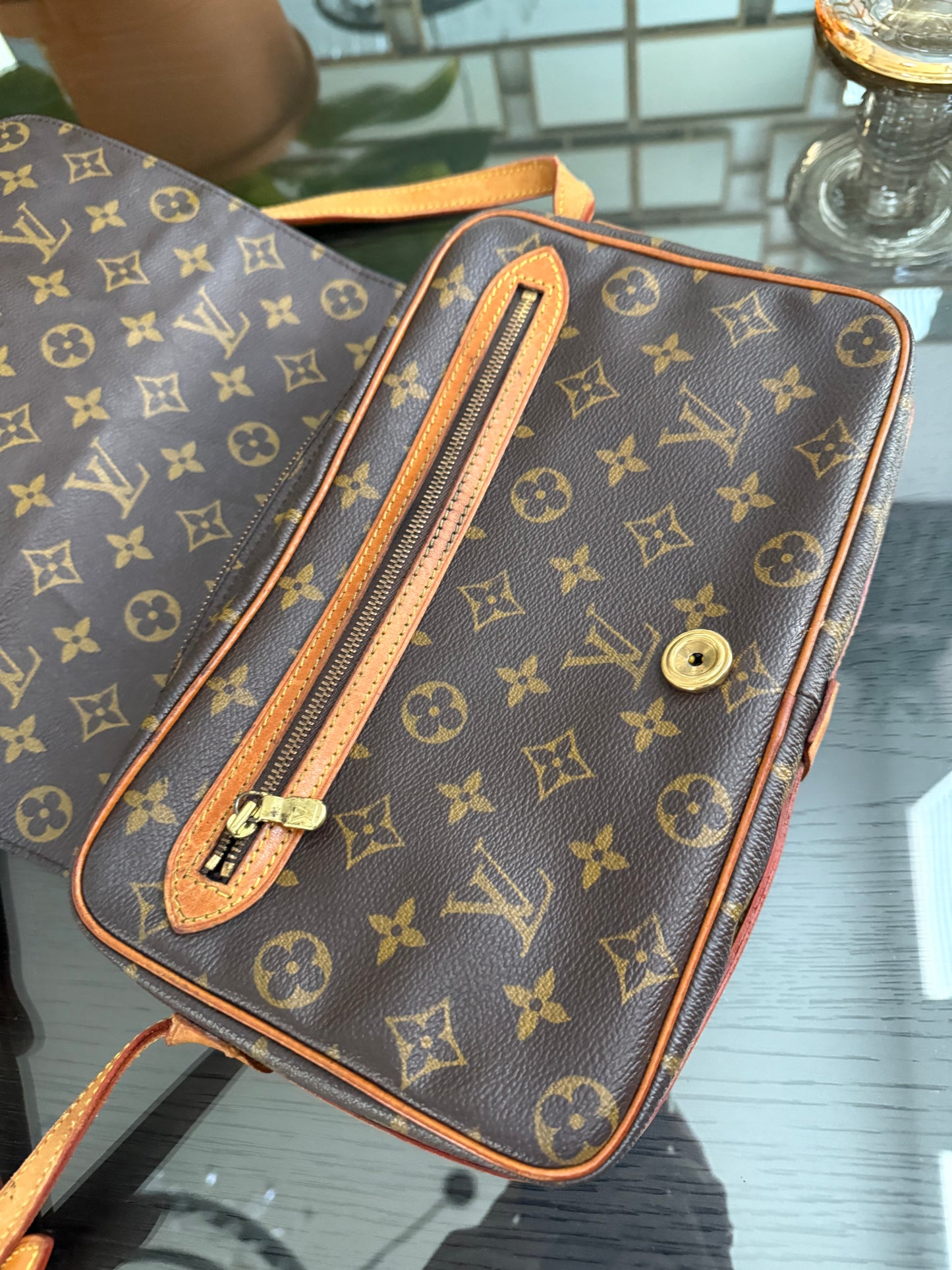 St. Germain 28 Crossbody Bag
๐๏ธ Year: 1995