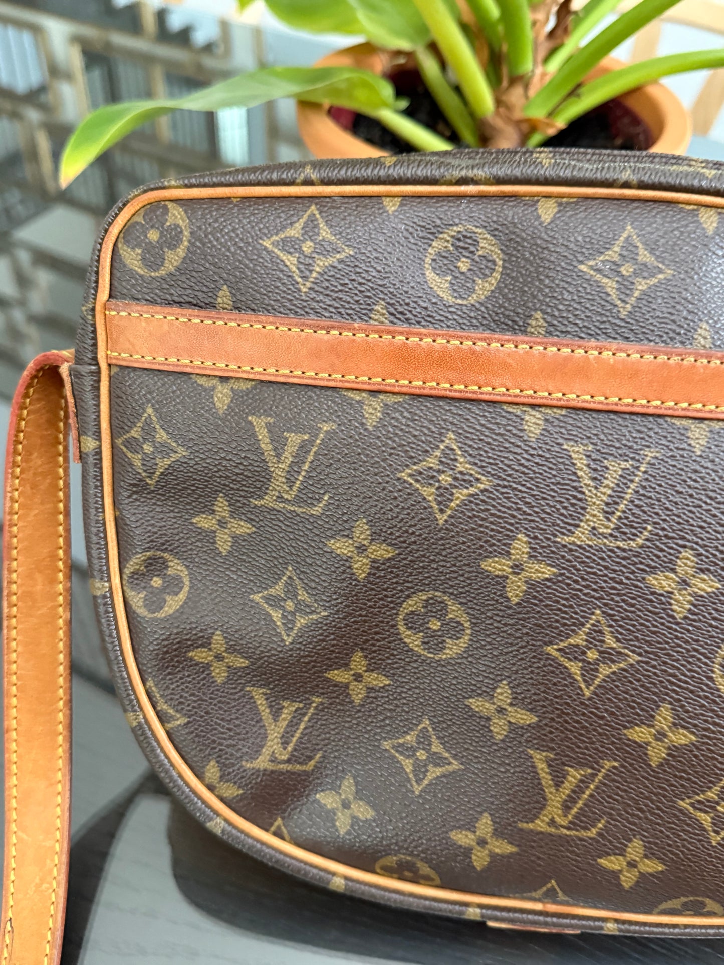 Jeaunefille GM Crossbody 🗓️ Year: 1990