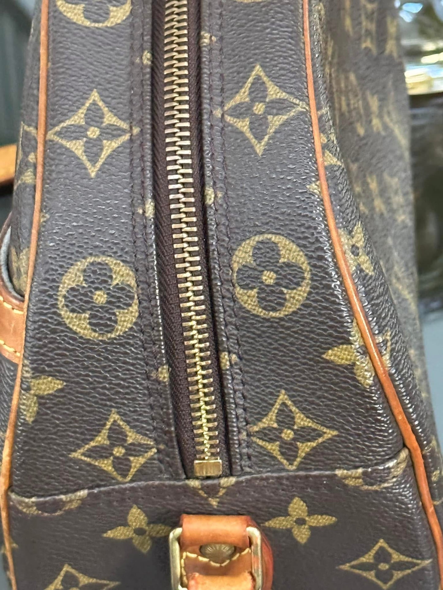 Blois Crossbody -๐๏ธ Year: 1999