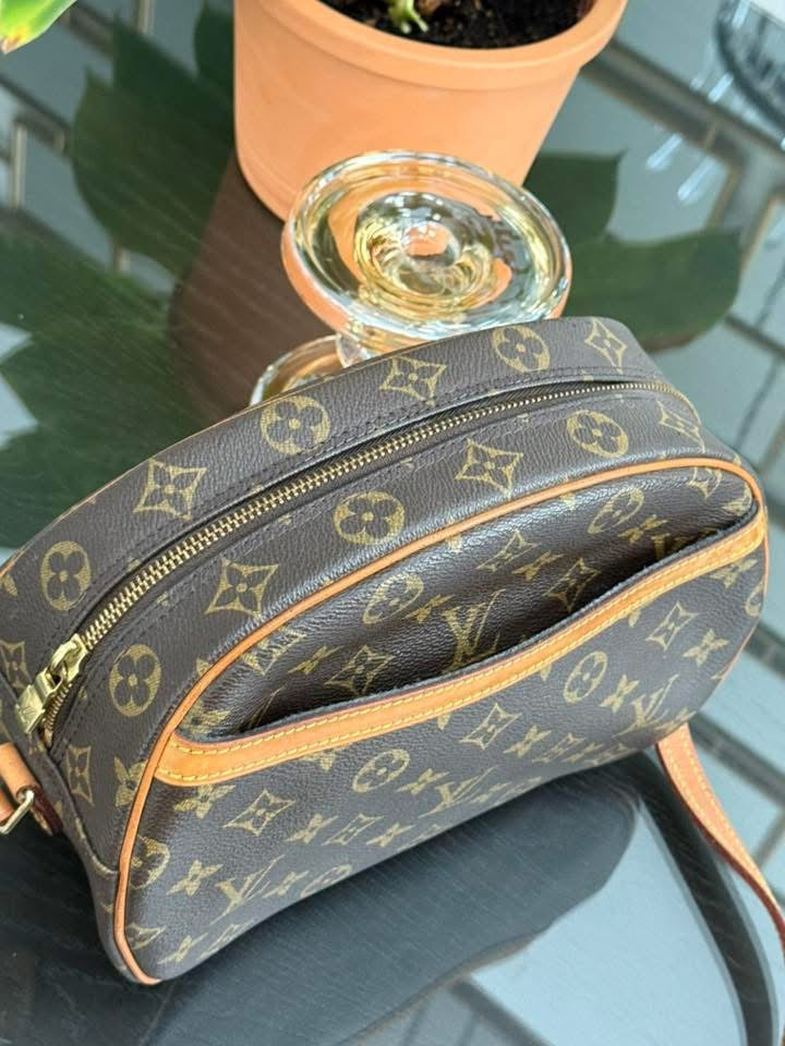 Blois Crossbody -๐๏ธ Year: 1997