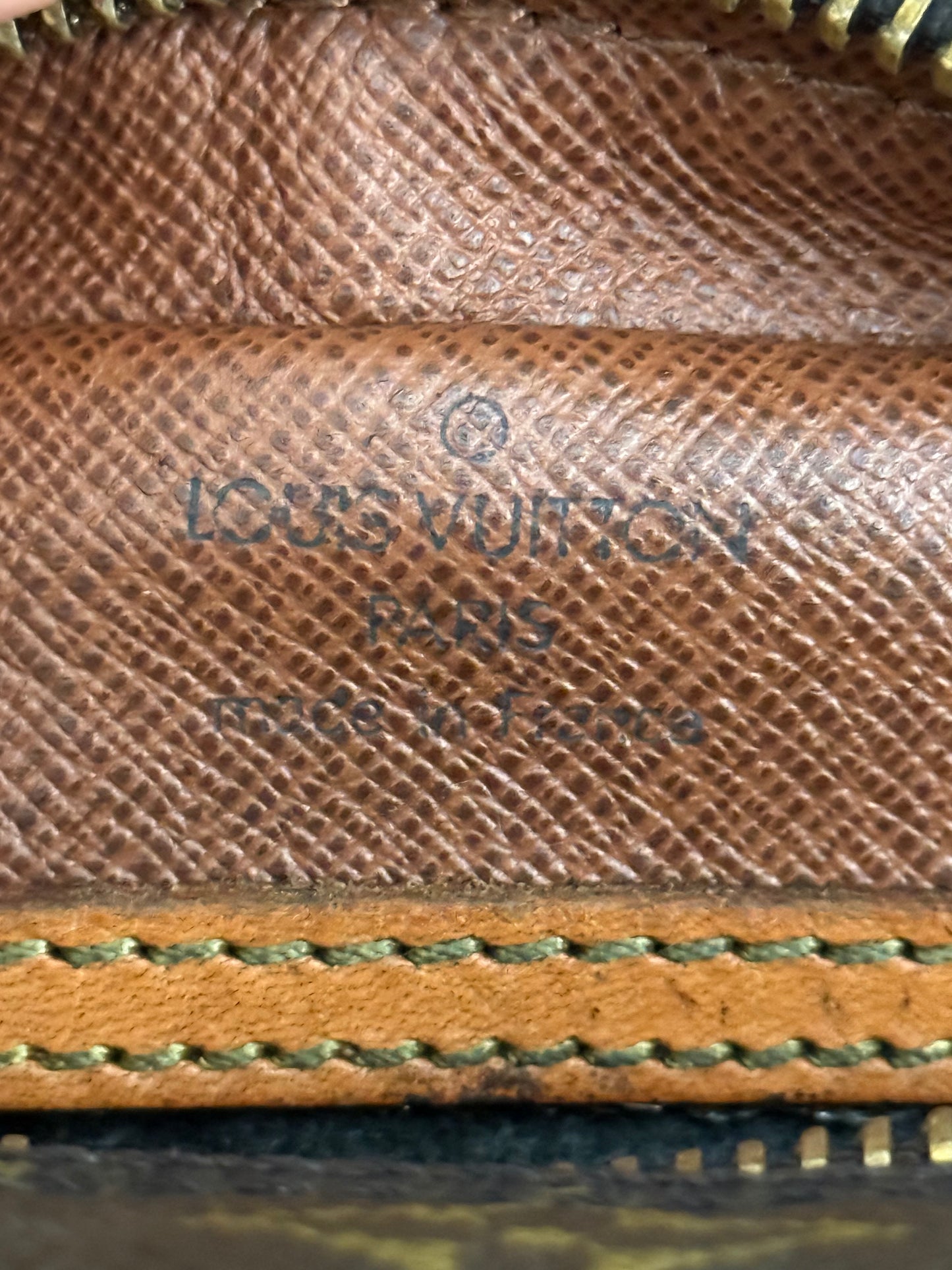 Blois Crossbody -🗓️ Year: 1999