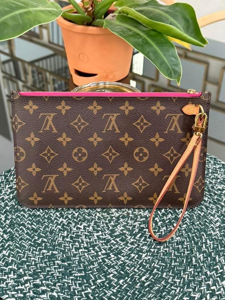 Neverfull MM/GM Pouch in Peony 🗓️ Year: 2020