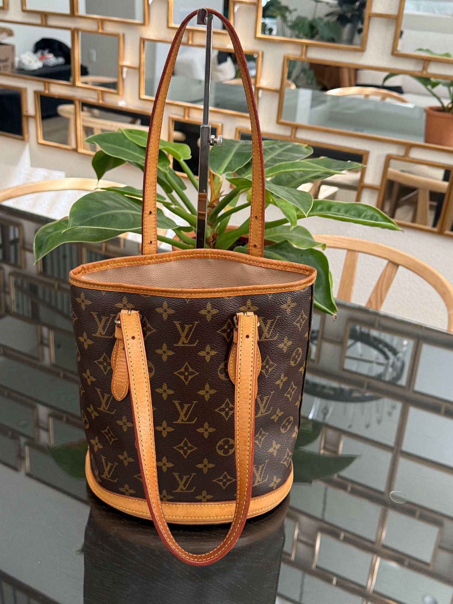 Petite Bucket in Monogram 🗓️ Year: 2003