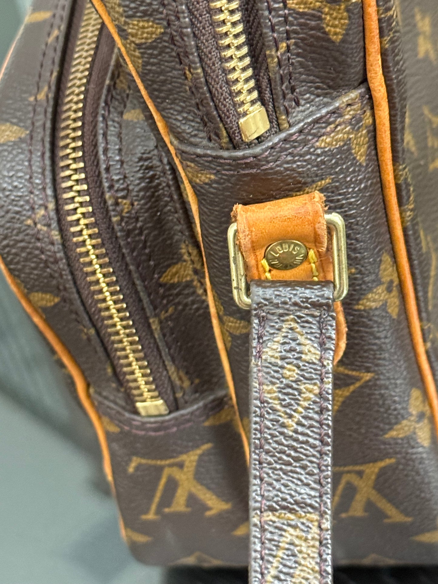 Amazon Crossbody Bag
๐๏ธ Year: 2000