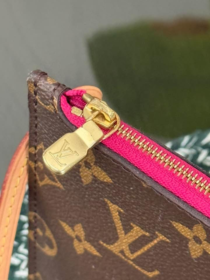 Neverfull MM/GM Pouch in Peony 🗓️ Year: 2020