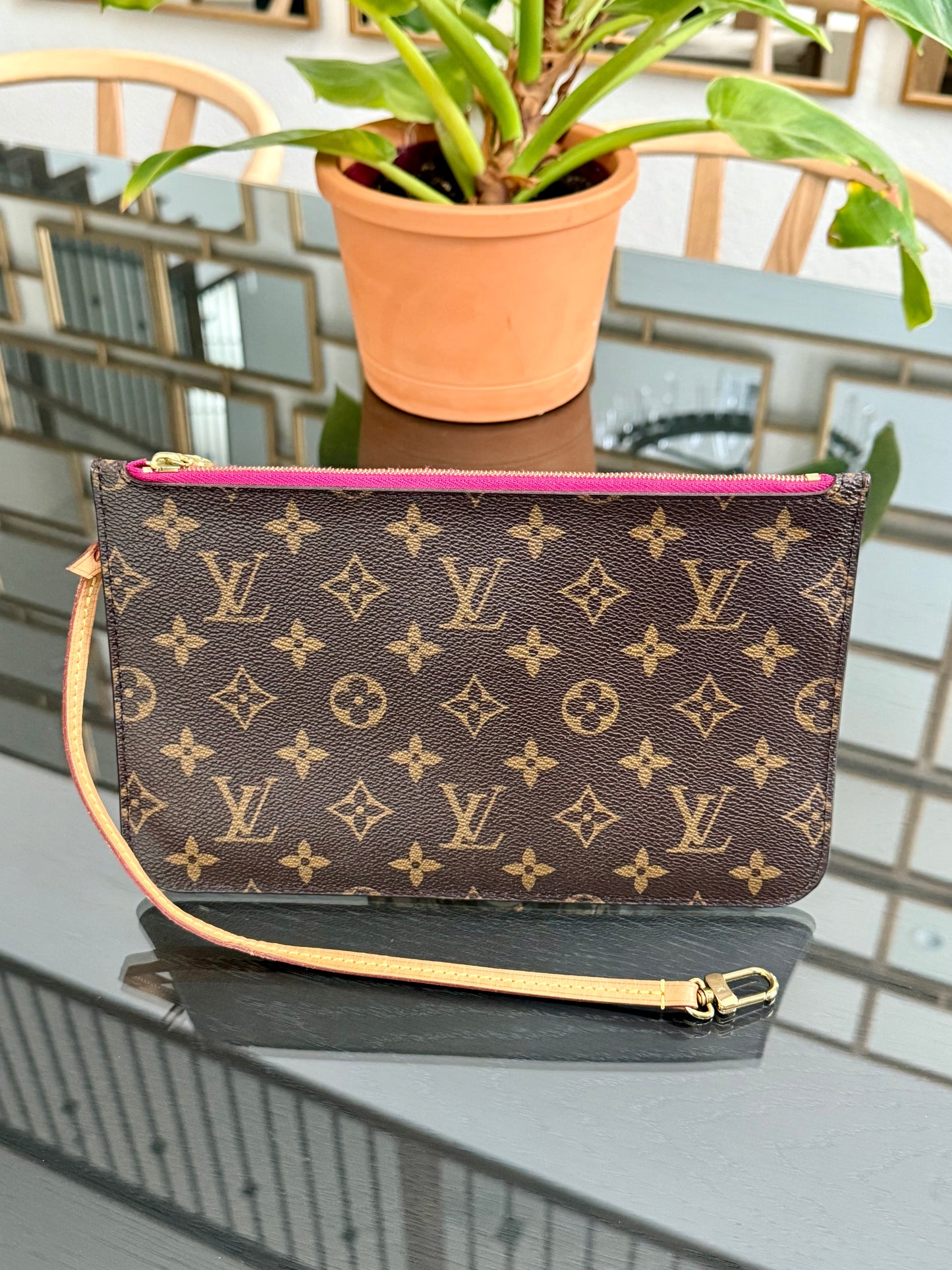 Neverfull MM Pouch in Peony interior -🗓️ Year:2019