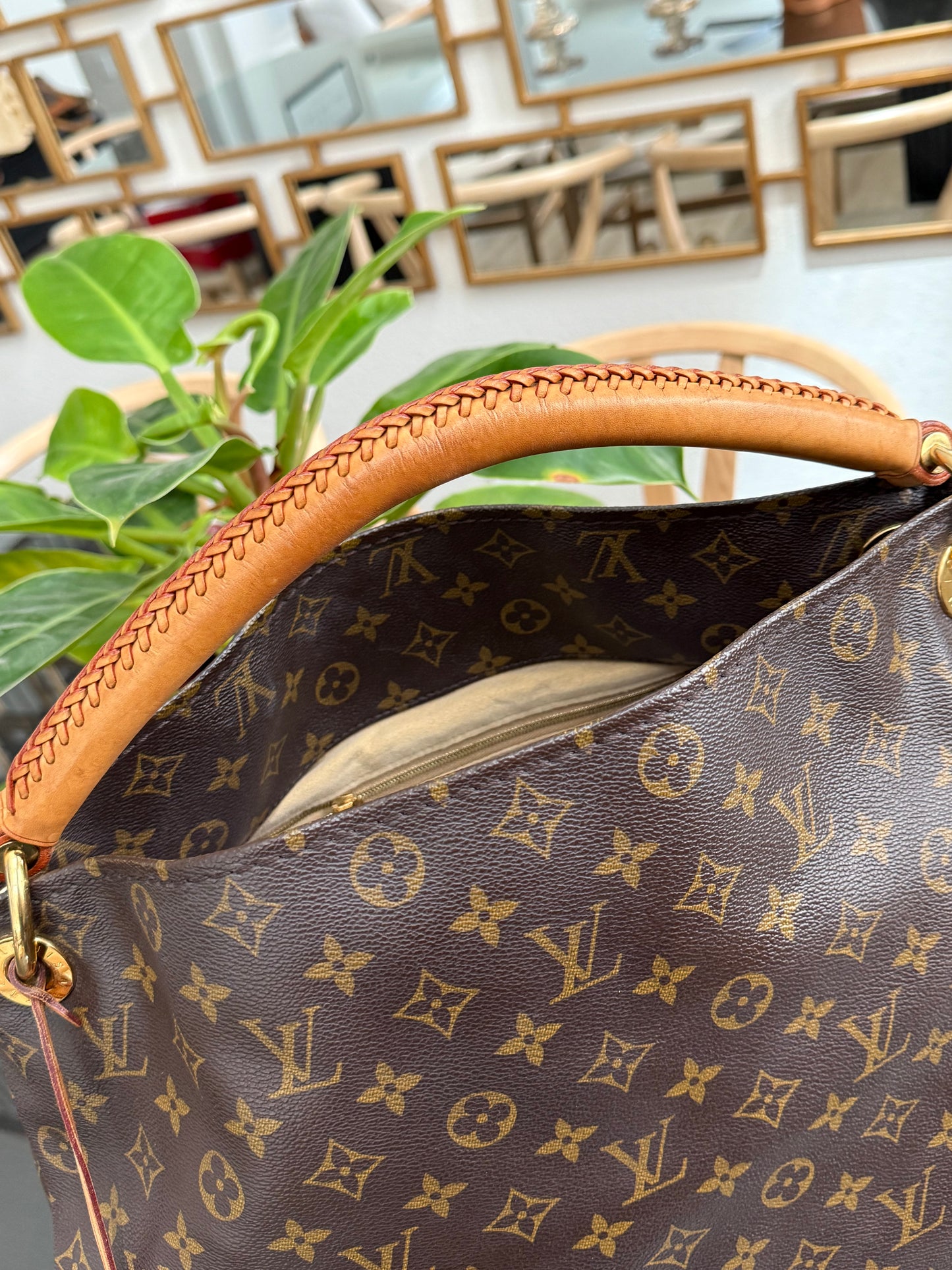 Artsy MM with Dustbag and Insert Organizer - ๐
Year: 2012