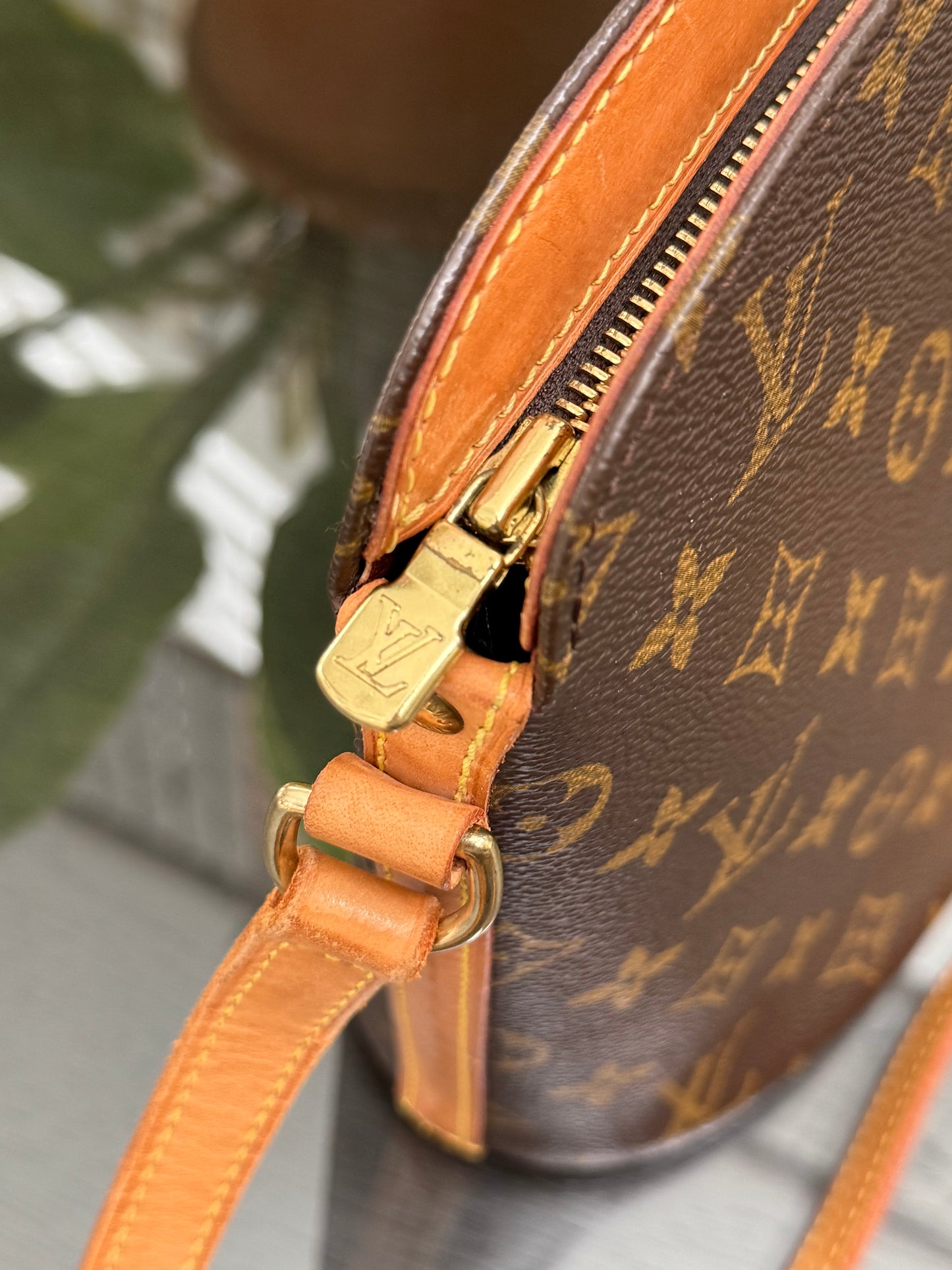 Drouot Crossbody
π
Year: 1997