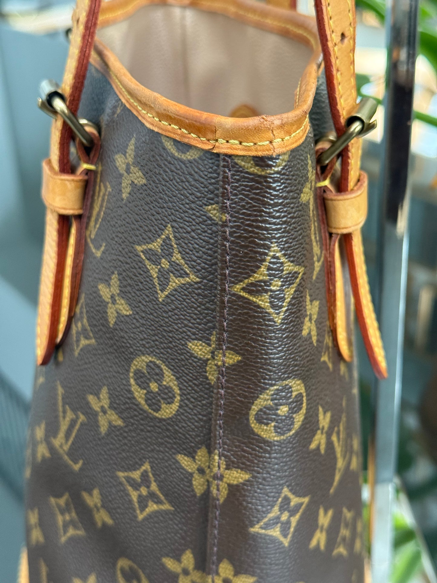 Petite Bucket in Monogram 🗓️ Year: 2003