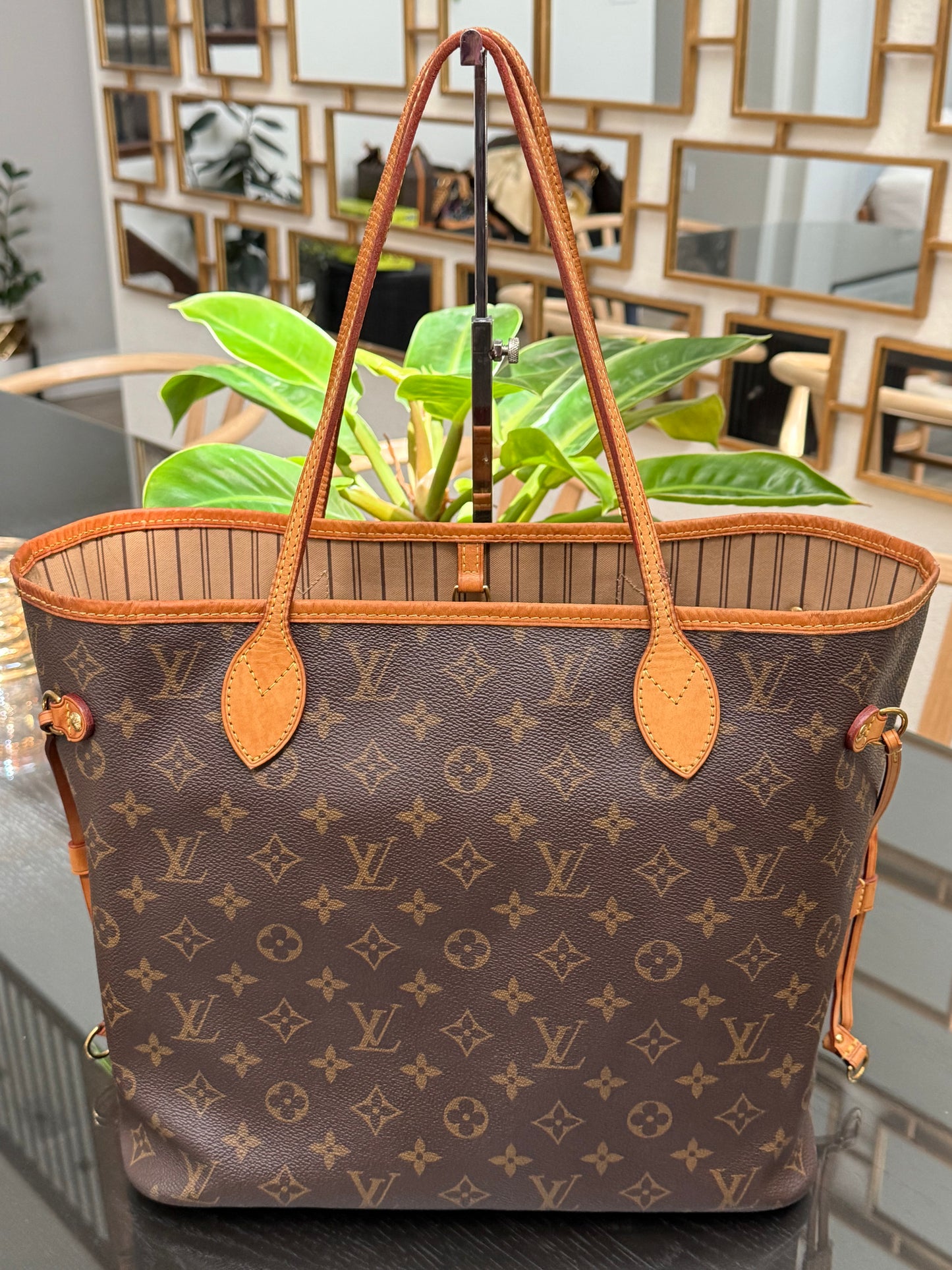 Neverfull MM with Dustbag ๐
Year: 2016