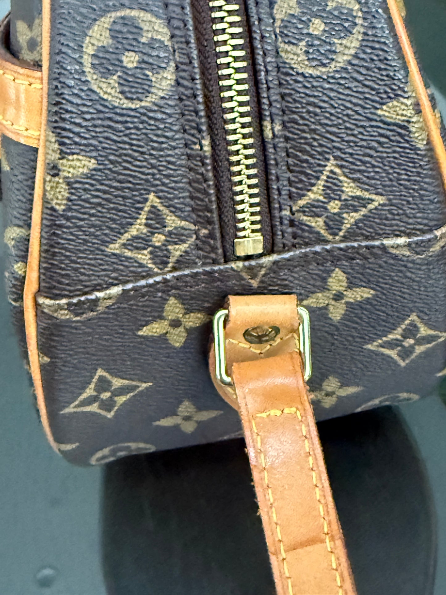 Blois Crossbody -🗓️ Year: 1999