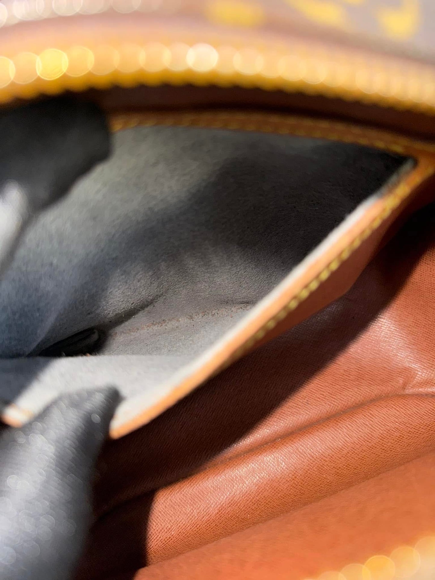 Blois Crossbody -๐๏ธ Year: 1999