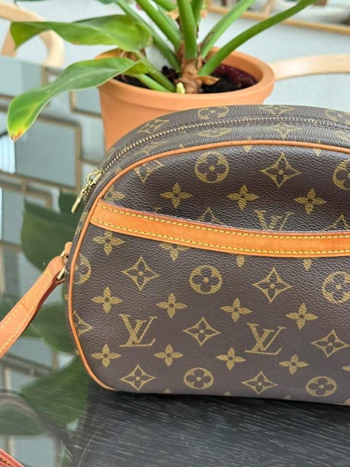 Blois Crossbody -๐๏ธ Year: 1997