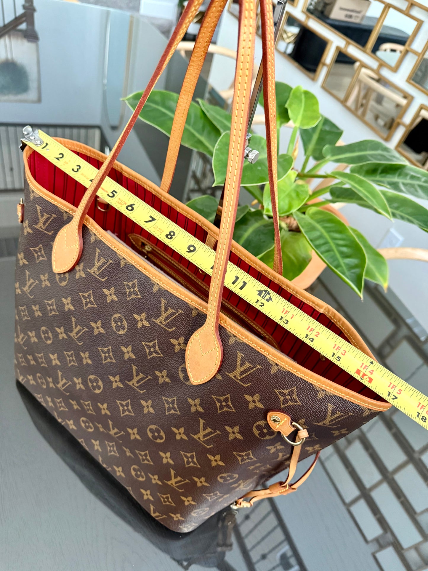 Neverfull MM in Cerise/ Red interior with Dustbag ๐
Year: 2018